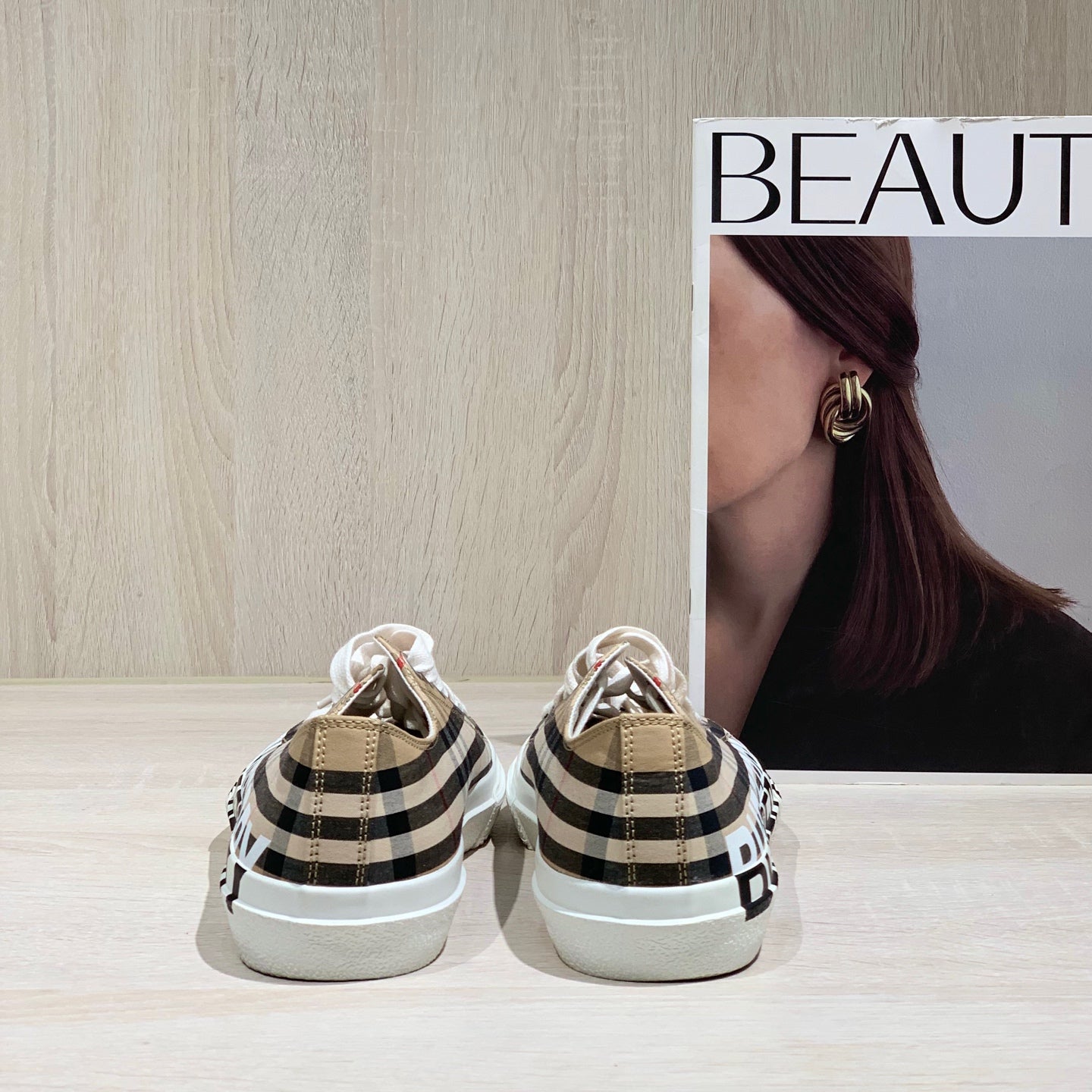 Burberry Beige Skate shoes 40 80505061