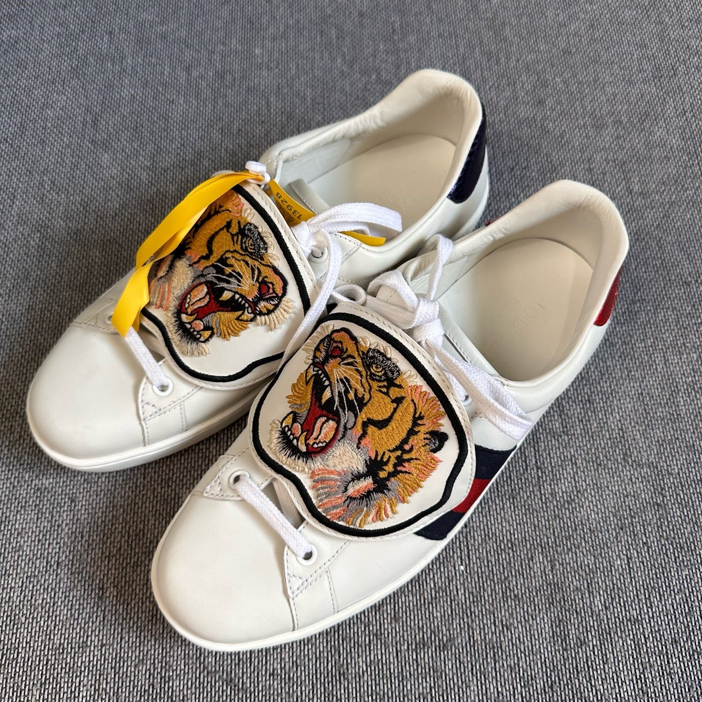 空白 White Skate shoes