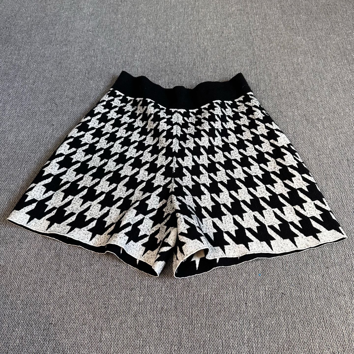 空白 Shorts