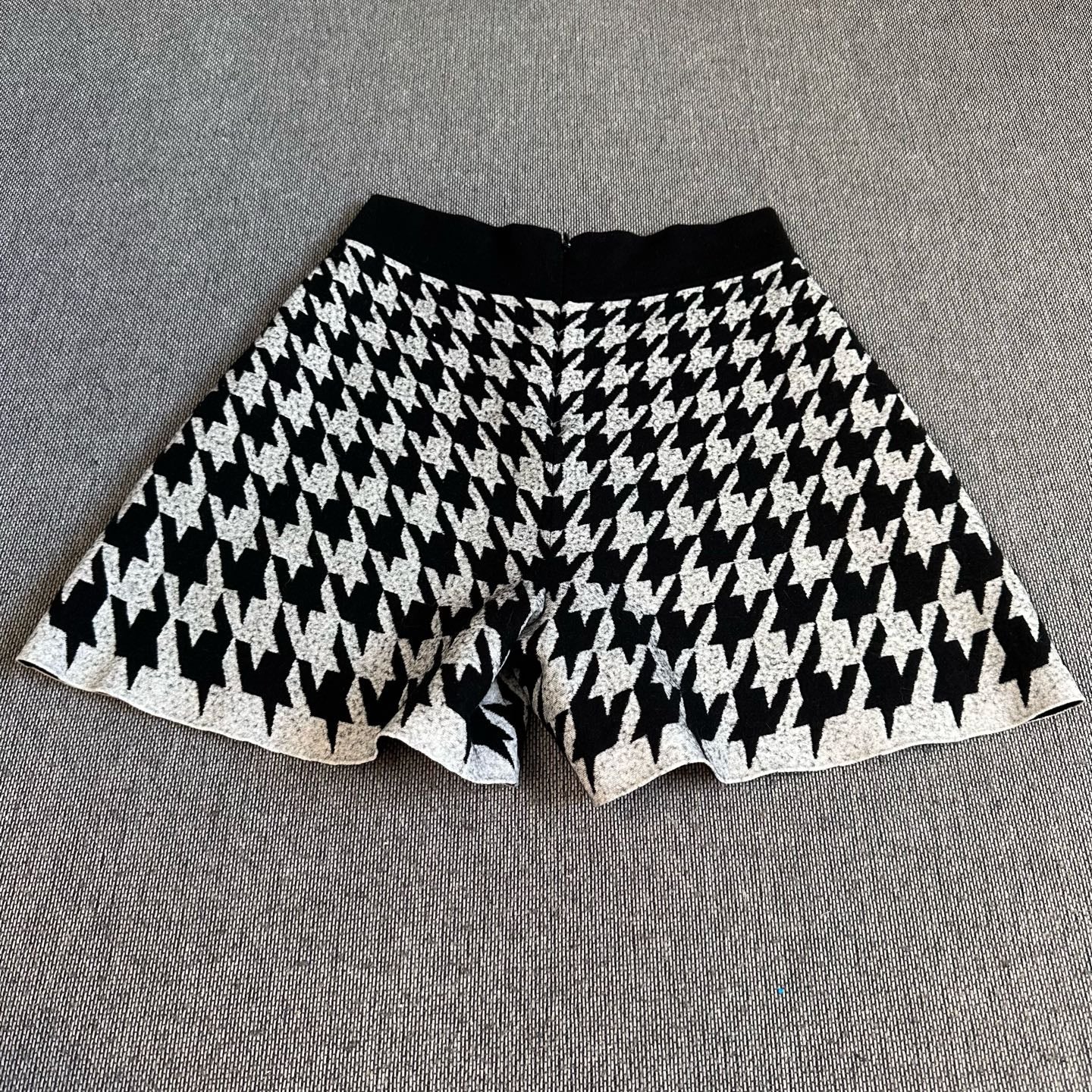 空白 Shorts