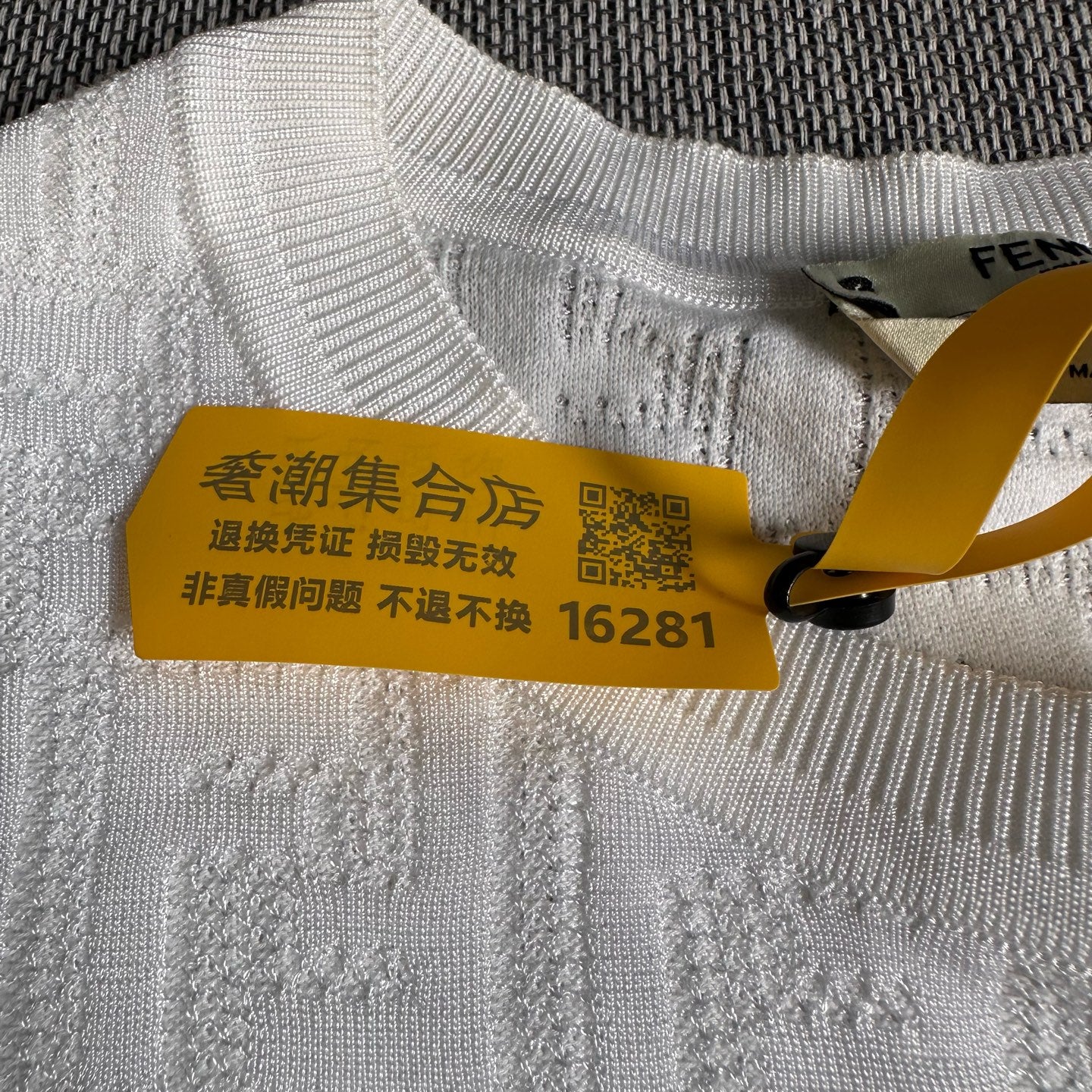 空白 White Knitwear