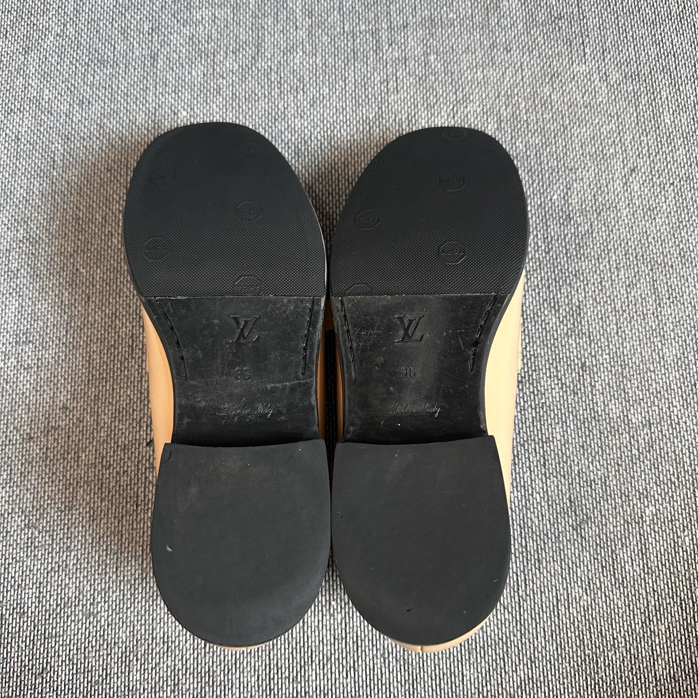 Louis Vuitton Beige Flat shoes