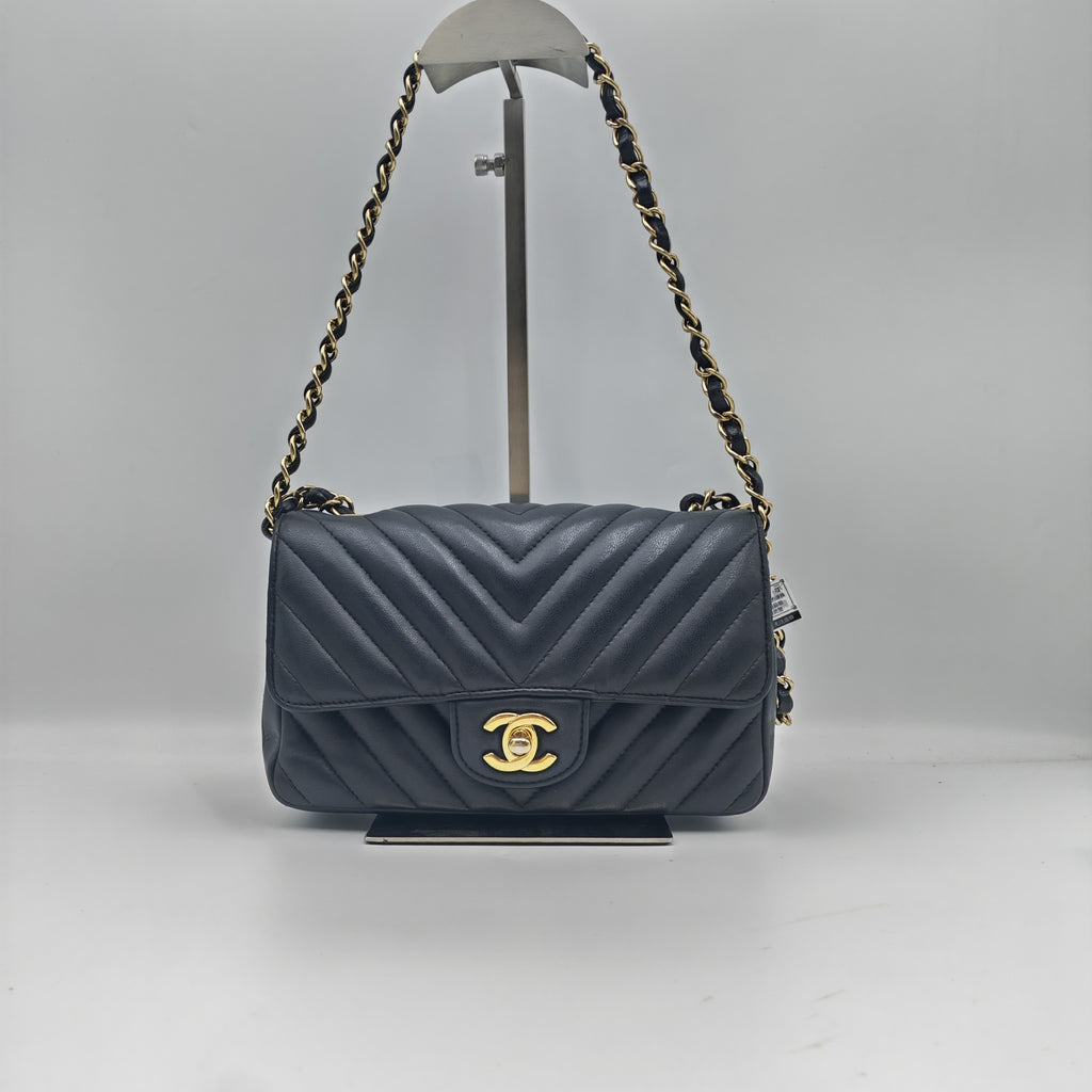 Chanel Mini classic handbag Leather Gold 12.0 × 20 × 6.0 A69900Y25539N6511