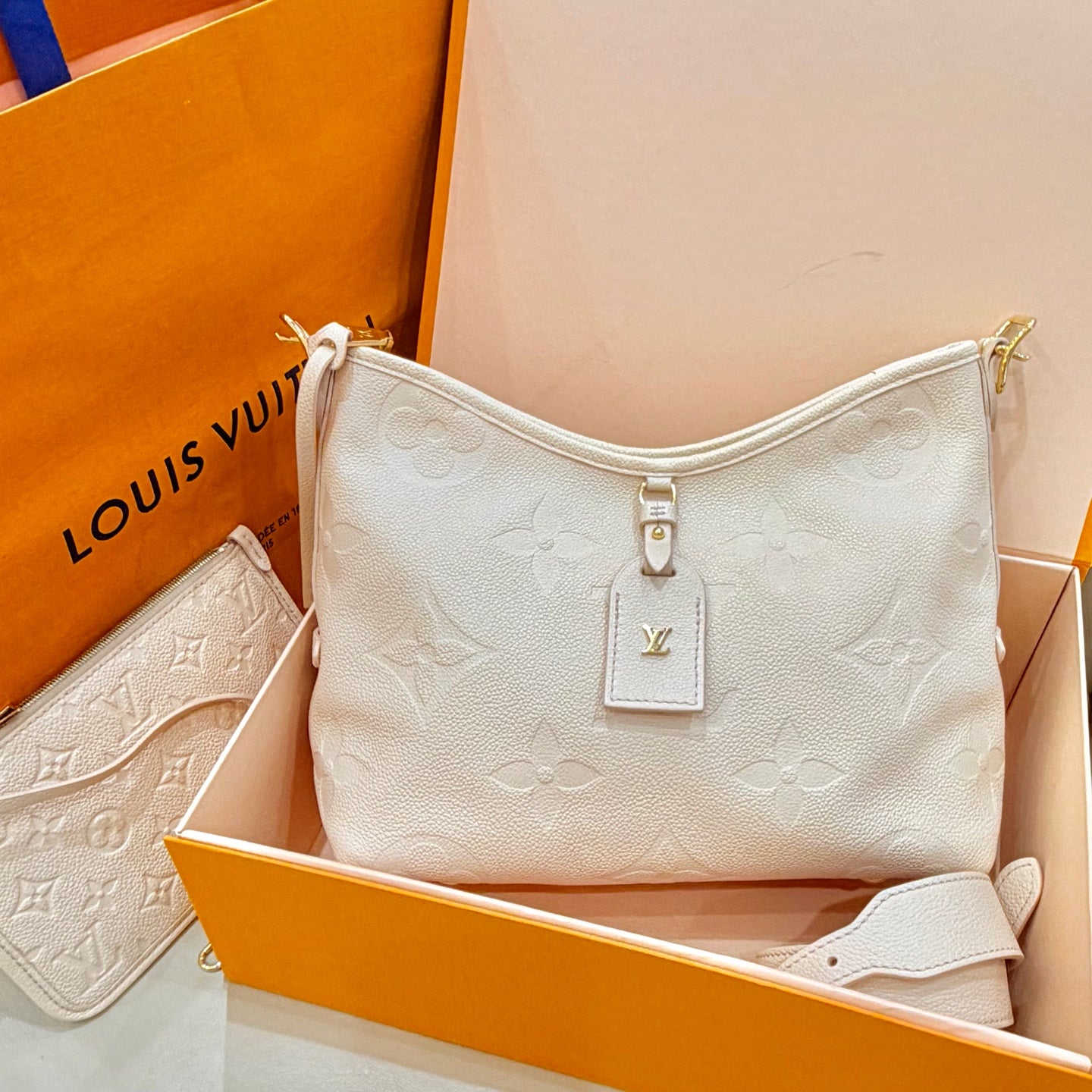 Louis Vuitton White 29.5 x 24 x 12 M46293