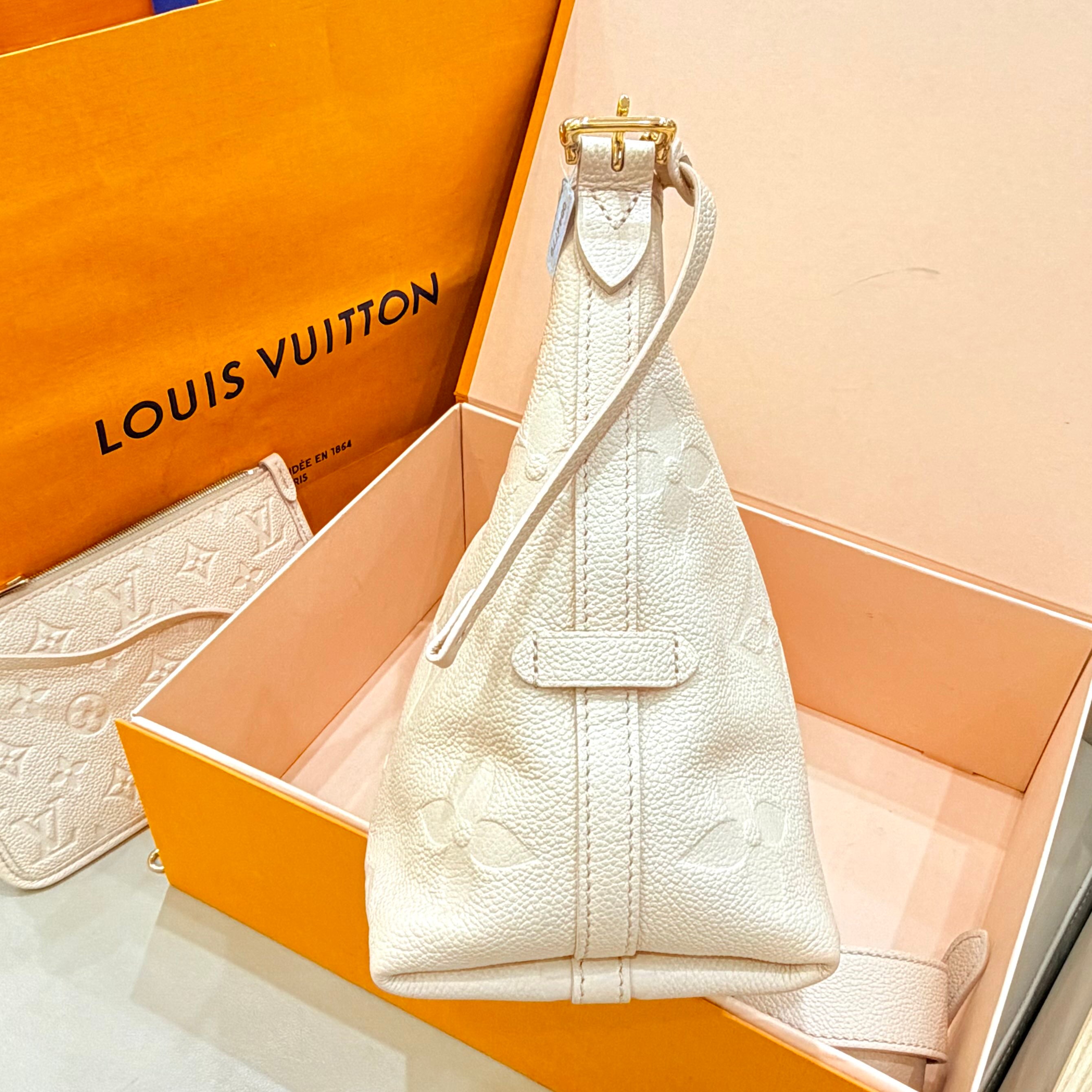 Louis Vuitton White 29.5 x 24 x 12 M46293