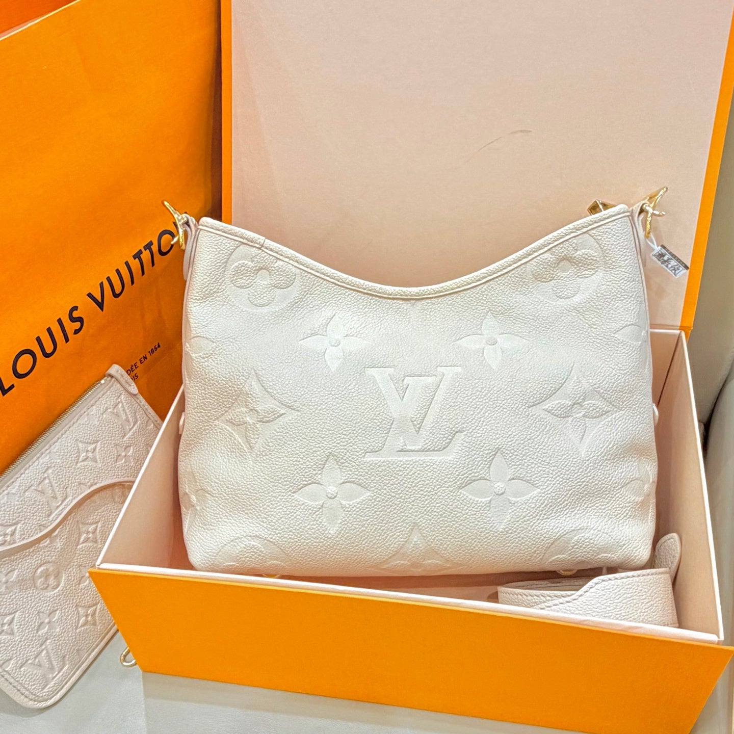 Louis Vuitton White 29.5 x 24 x 12 M46293