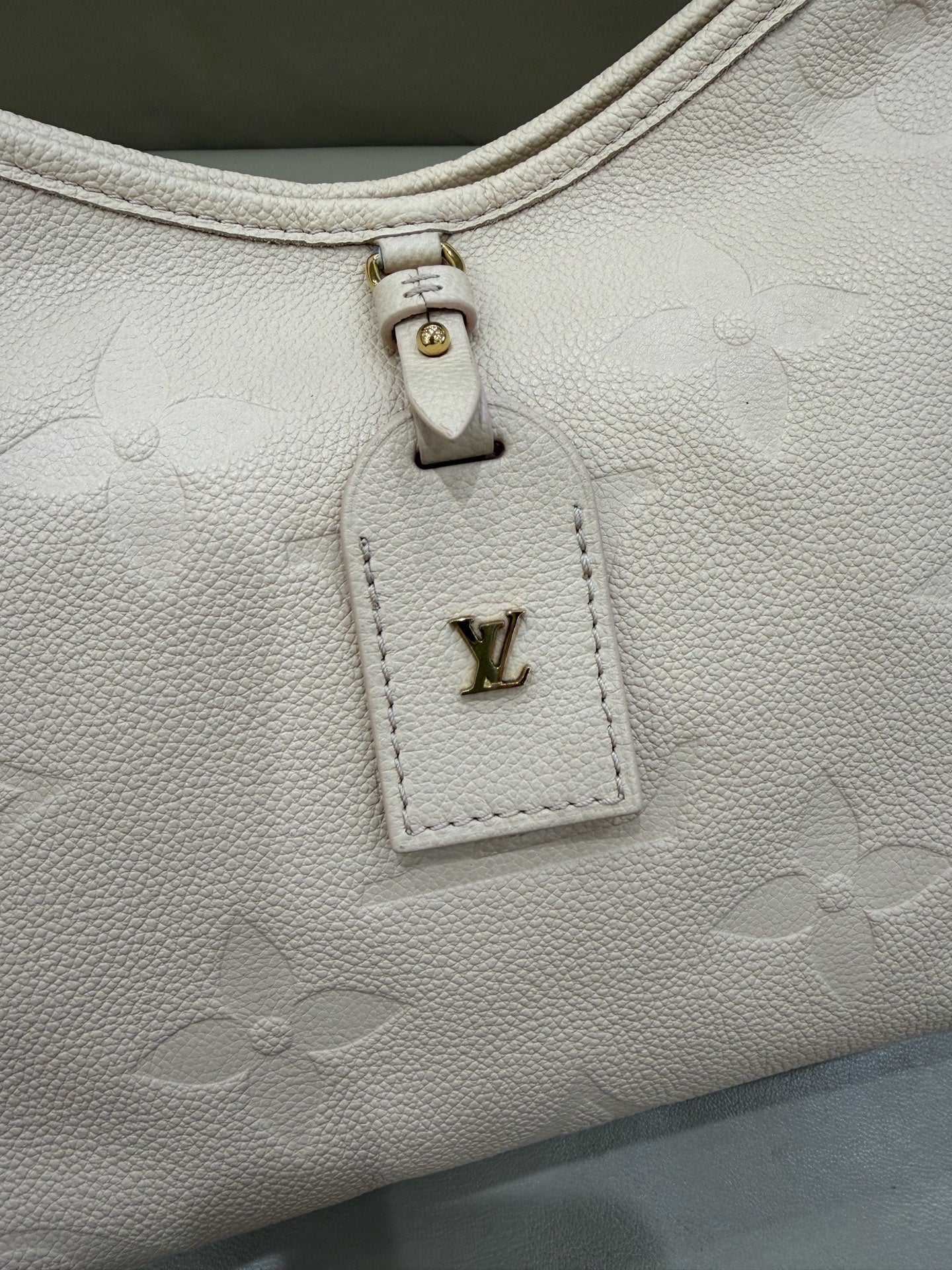 Louis Vuitton White 29.5 x 24 x 12 M46293