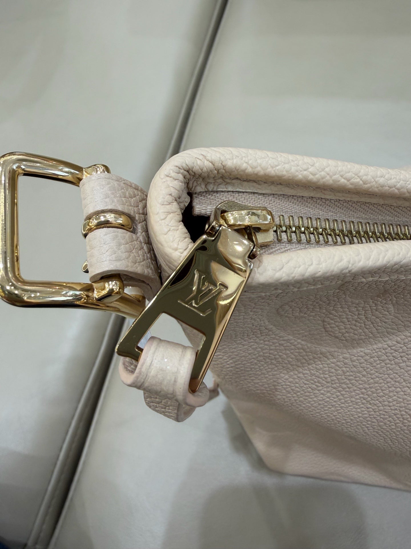 Louis Vuitton White 29.5 x 24 x 12 M46293