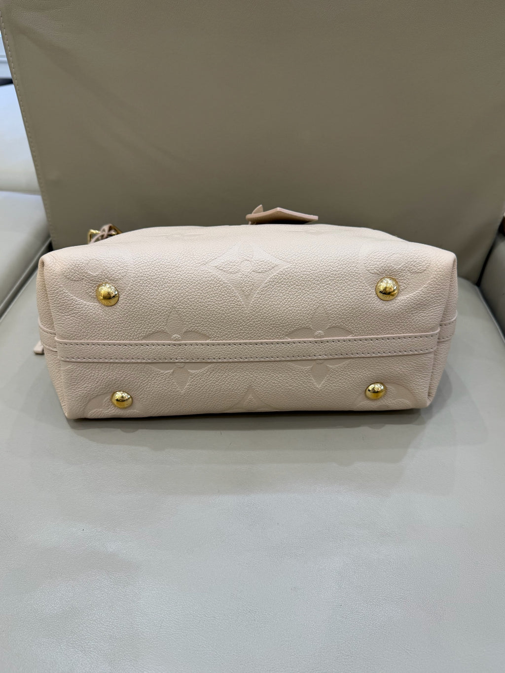 Louis Vuitton White 29.5 x 24 x 12 M46293