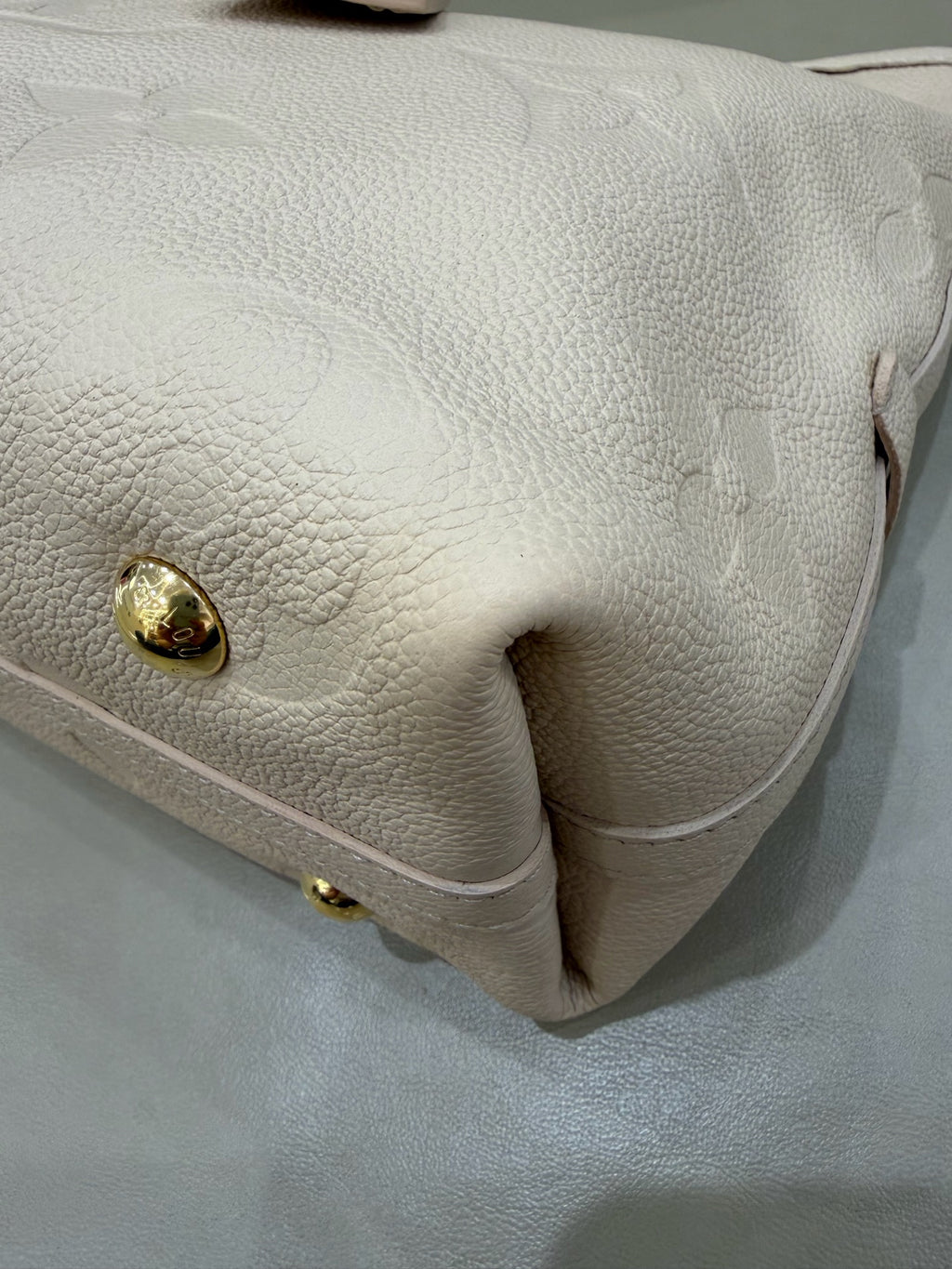 Louis Vuitton White 29.5 x 24 x 12 M46293
