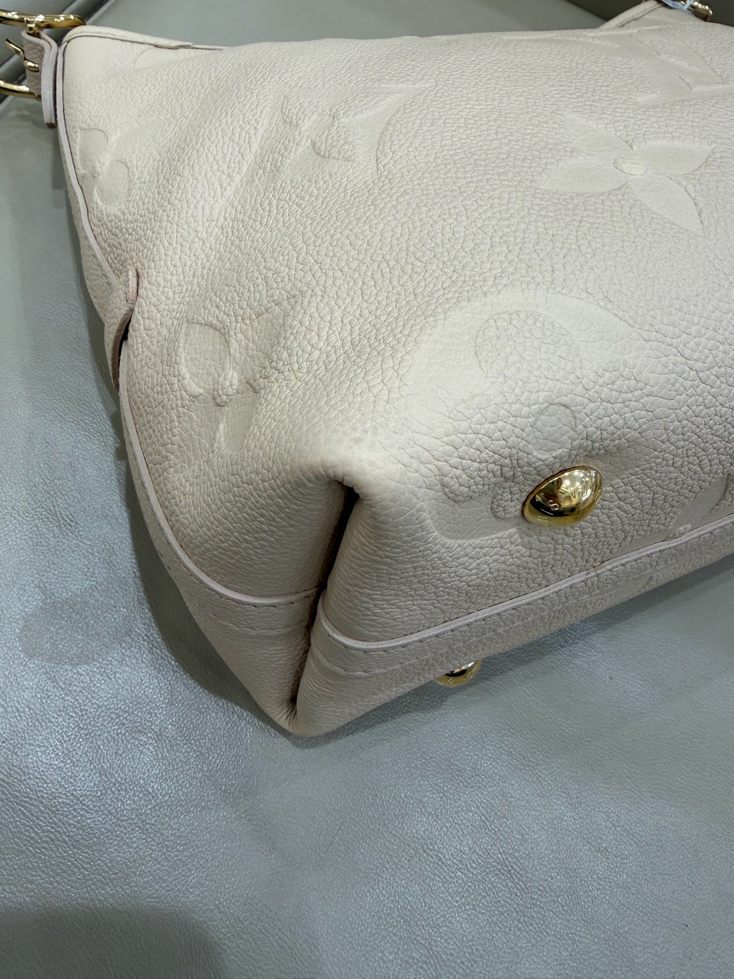 Louis Vuitton White 29.5 x 24 x 12 M46293