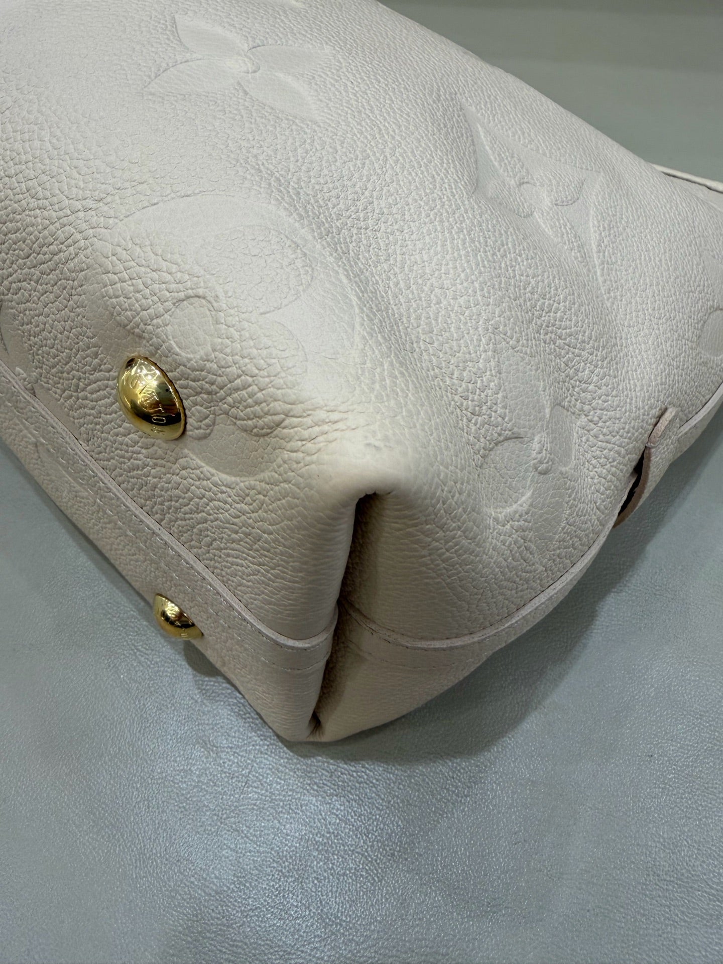 Louis Vuitton White 29.5 x 24 x 12 M46293