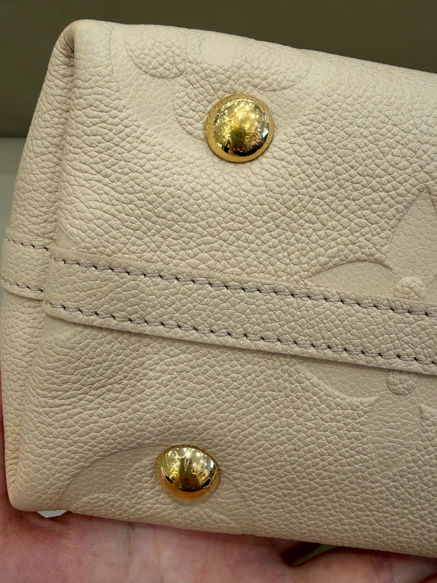 Louis Vuitton White 29.5 x 24 x 12 M46293