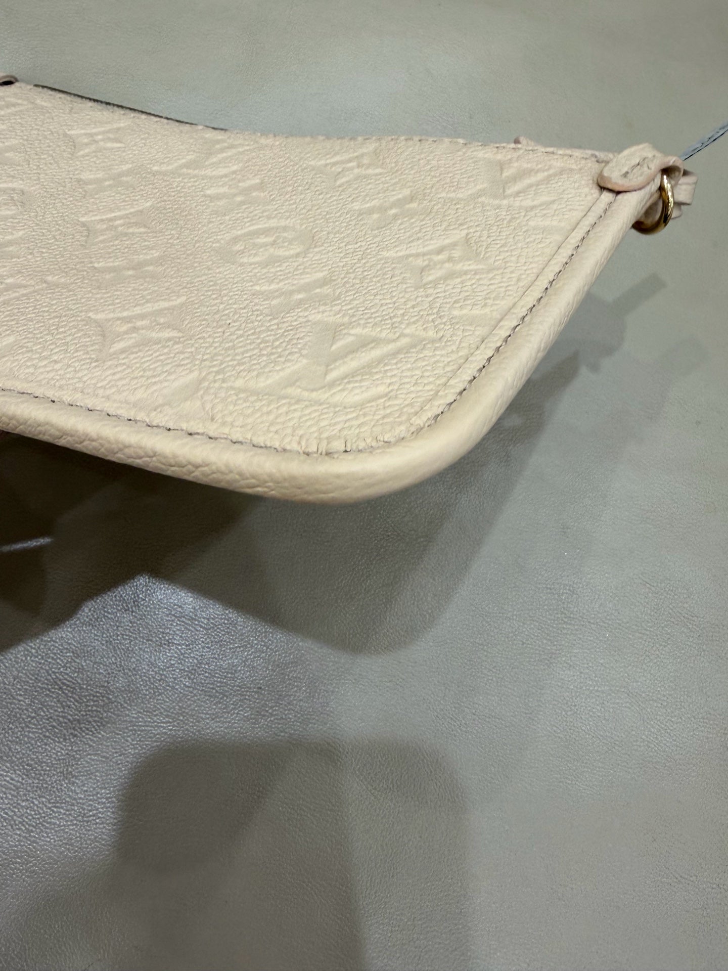 Louis Vuitton White 29.5 x 24 x 12 M46293