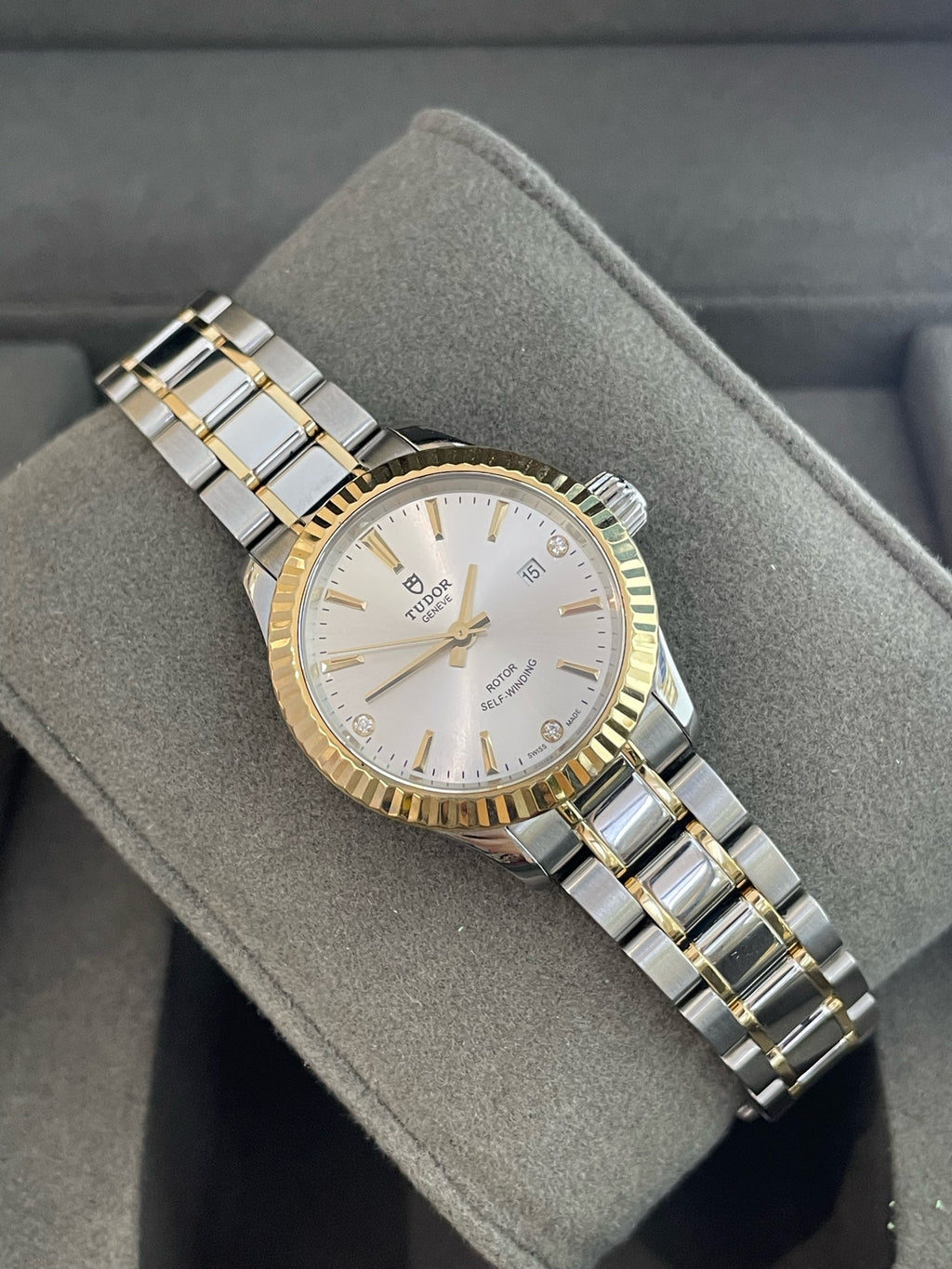 Tudor Fashion Series Gold Automatic (self-winding) watch 28 millimeters m12113-0009