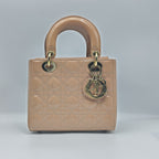 Dior Leather Beige Dimensions: 20 x 17 x 8 cm (length x height x width); shoulder strap length: 108–118 cm; distance from the top of the shoulder strap to the top of the bag: 56–61 cm. M0531OWCB_M39U