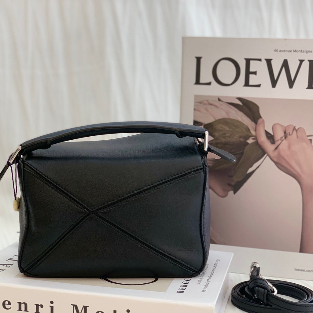 Loewe Handbag Black 180×125×80 mm (can accommodate an iPhone 13 Pro Max) 322.30.U95-1100