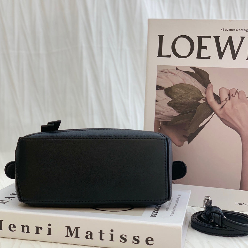 Loewe Handbag Black 180×125×80 mm (can accommodate an iPhone 13 Pro Max) 322.30.U95-1100