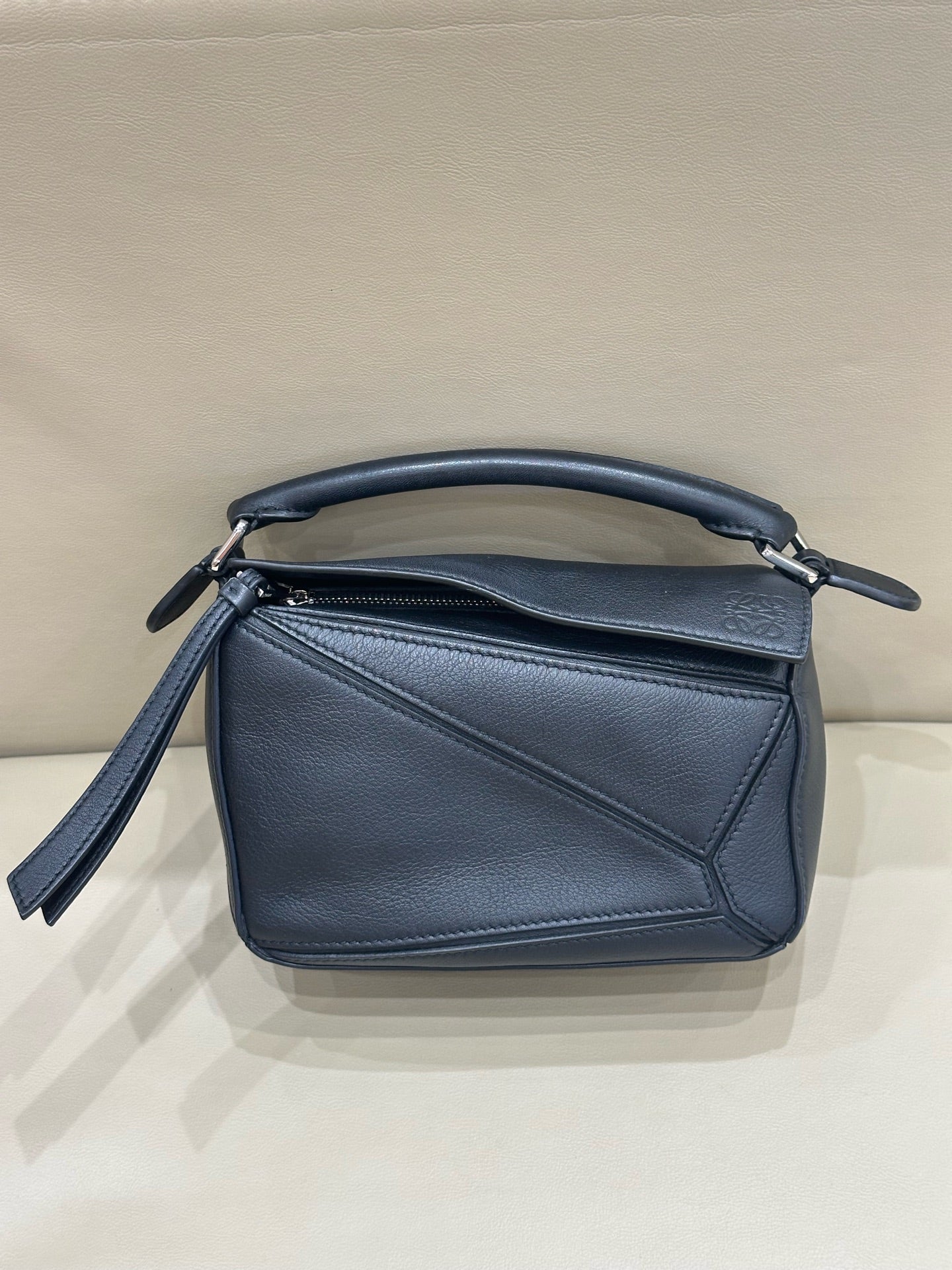 Loewe Handbag Black 180×125×80 mm (can accommodate an iPhone 13 Pro Max) 322.30.U95-1100