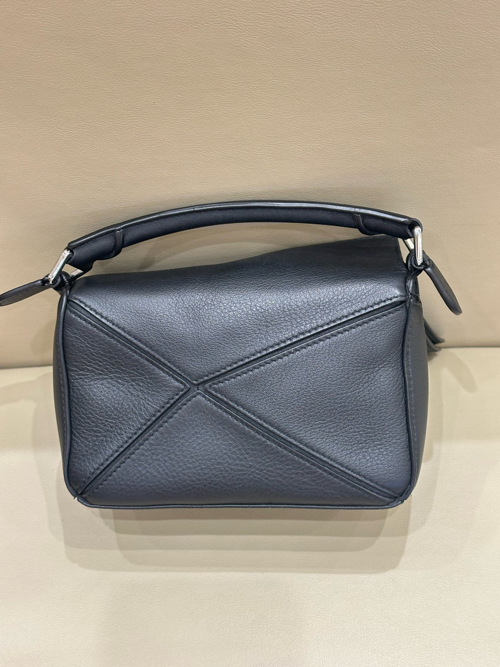 Loewe Handbag Black 180×125×80 mm (can accommodate an iPhone 13 Pro Max) 322.30.U95-1100