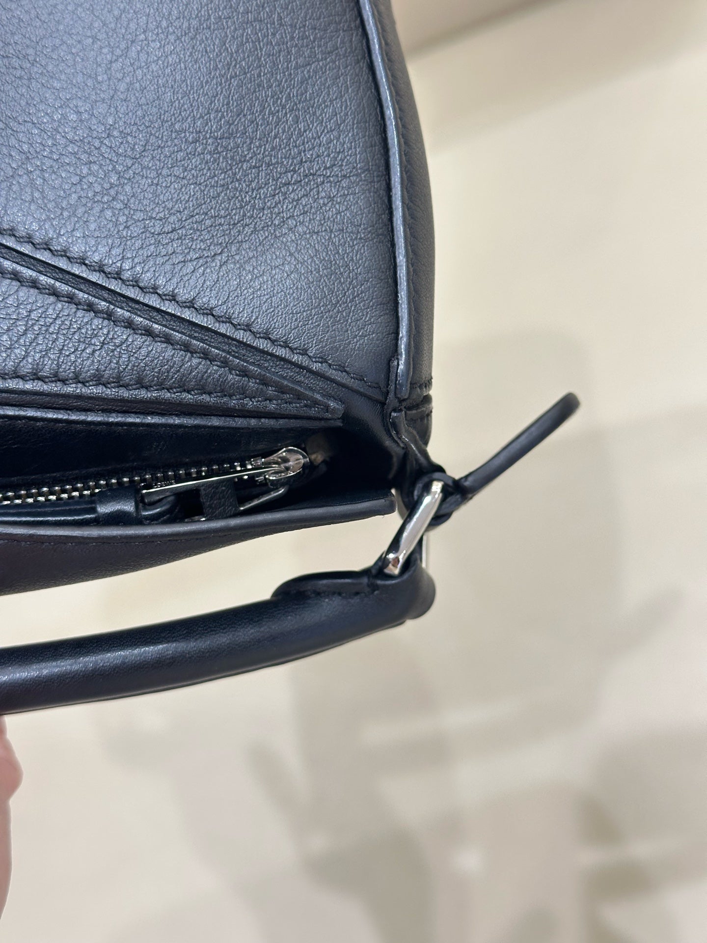 Loewe Handbag Black 180×125×80 mm (can accommodate an iPhone 13 Pro Max) 322.30.U95-1100