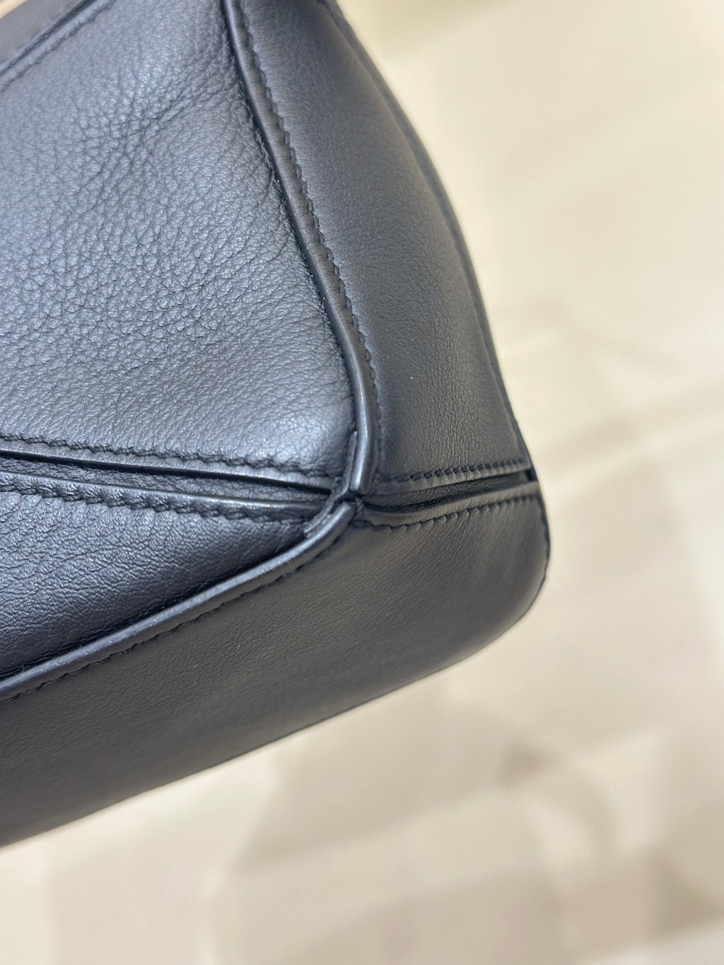 Loewe Handbag Black 180×125×80 mm (can accommodate an iPhone 13 Pro Max) 322.30.U95-1100