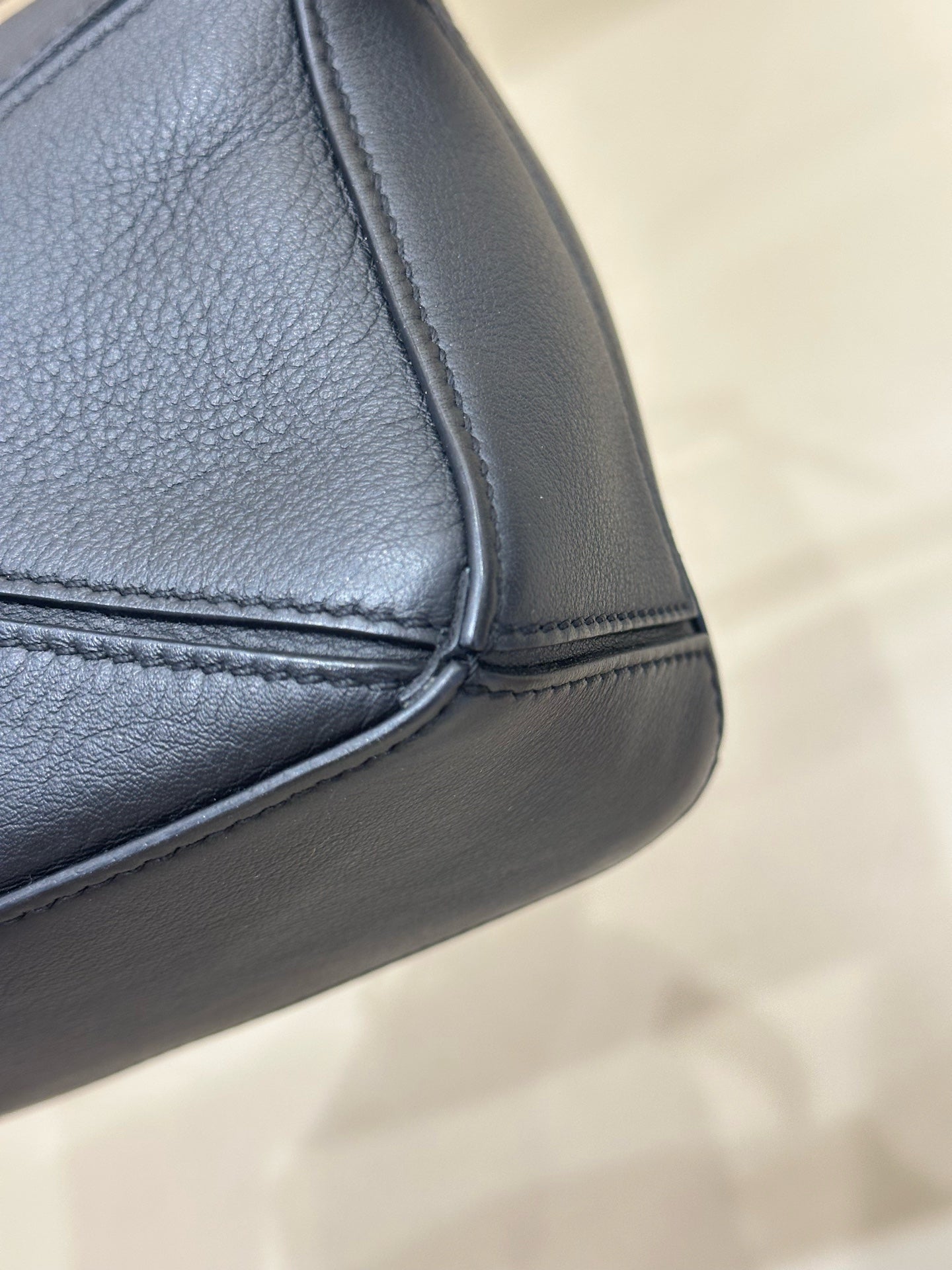 Loewe Handbag Black 180×125×80 mm (can accommodate an iPhone 13 Pro Max) 322.30.U95-1100