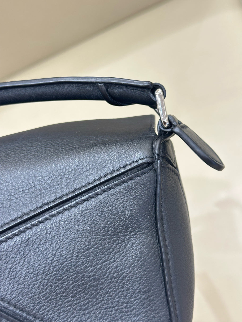 Loewe Handbag Black 180×125×80 mm (can accommodate an iPhone 13 Pro Max) 322.30.U95-1100