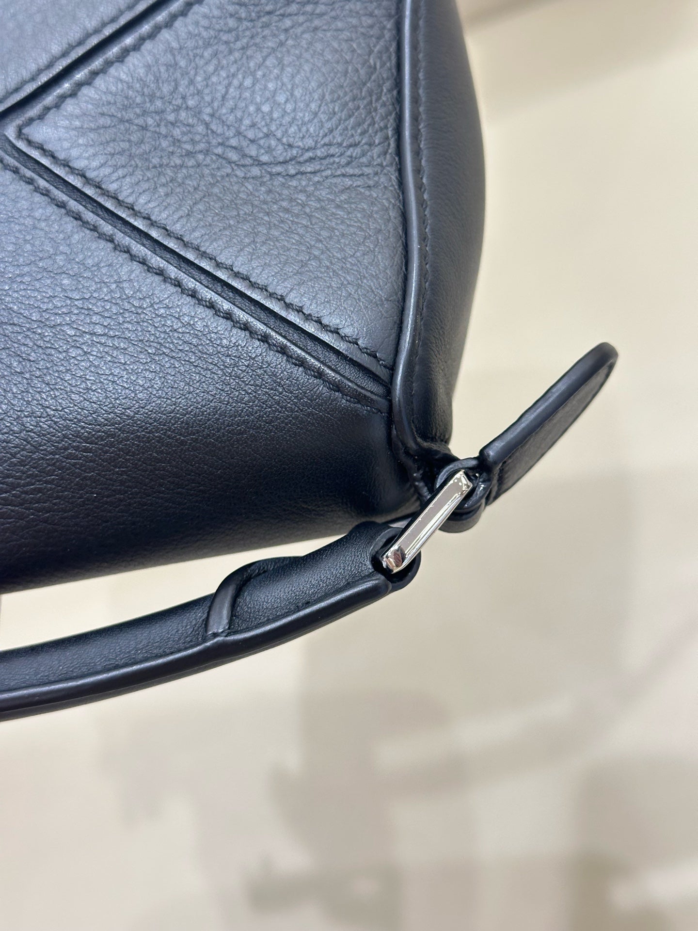 Loewe Handbag Black 180×125×80 mm (can accommodate an iPhone 13 Pro Max) 322.30.U95-1100