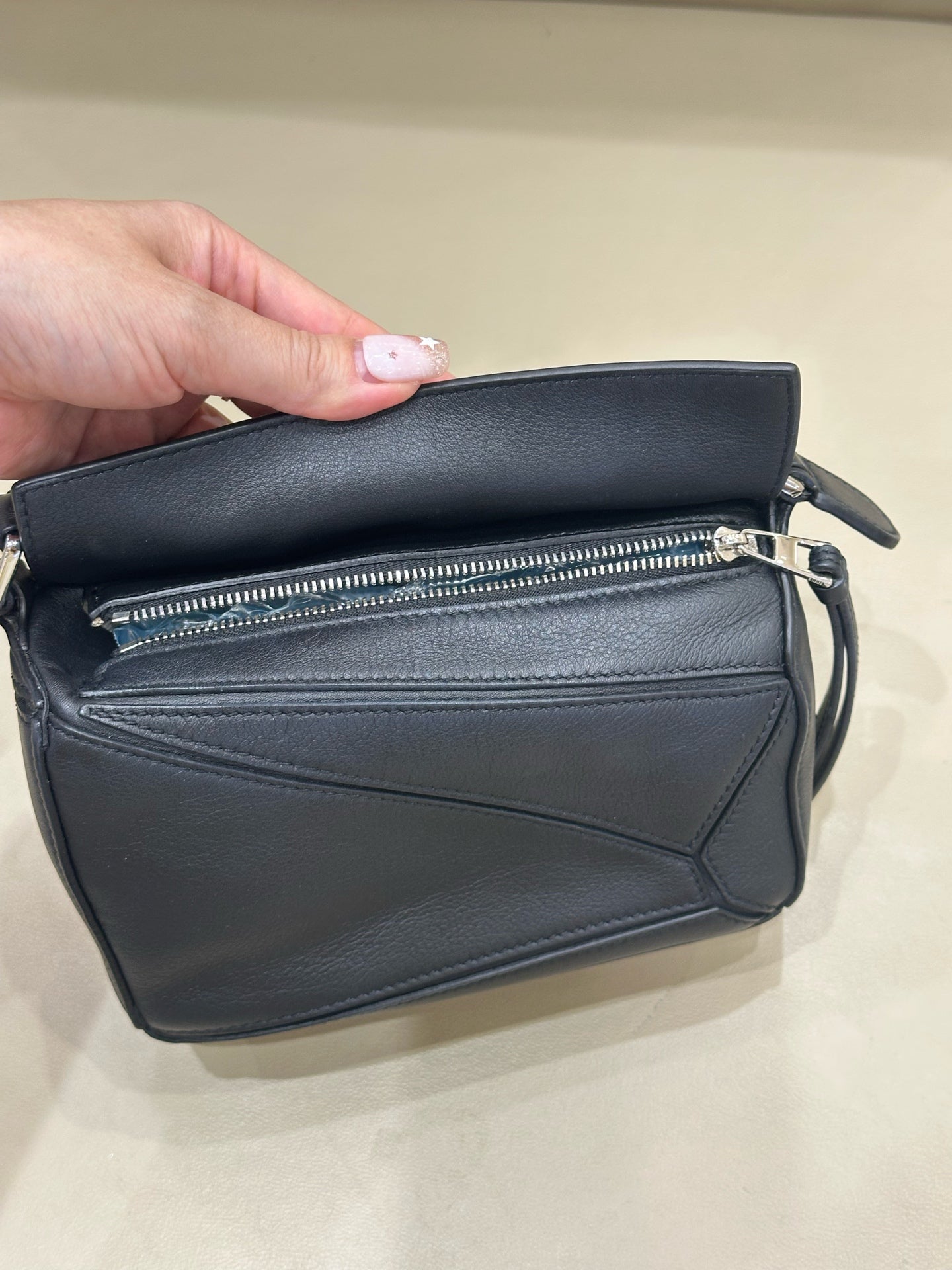 Loewe Handbag Black 180×125×80 mm (can accommodate an iPhone 13 Pro Max) 322.30.U95-1100