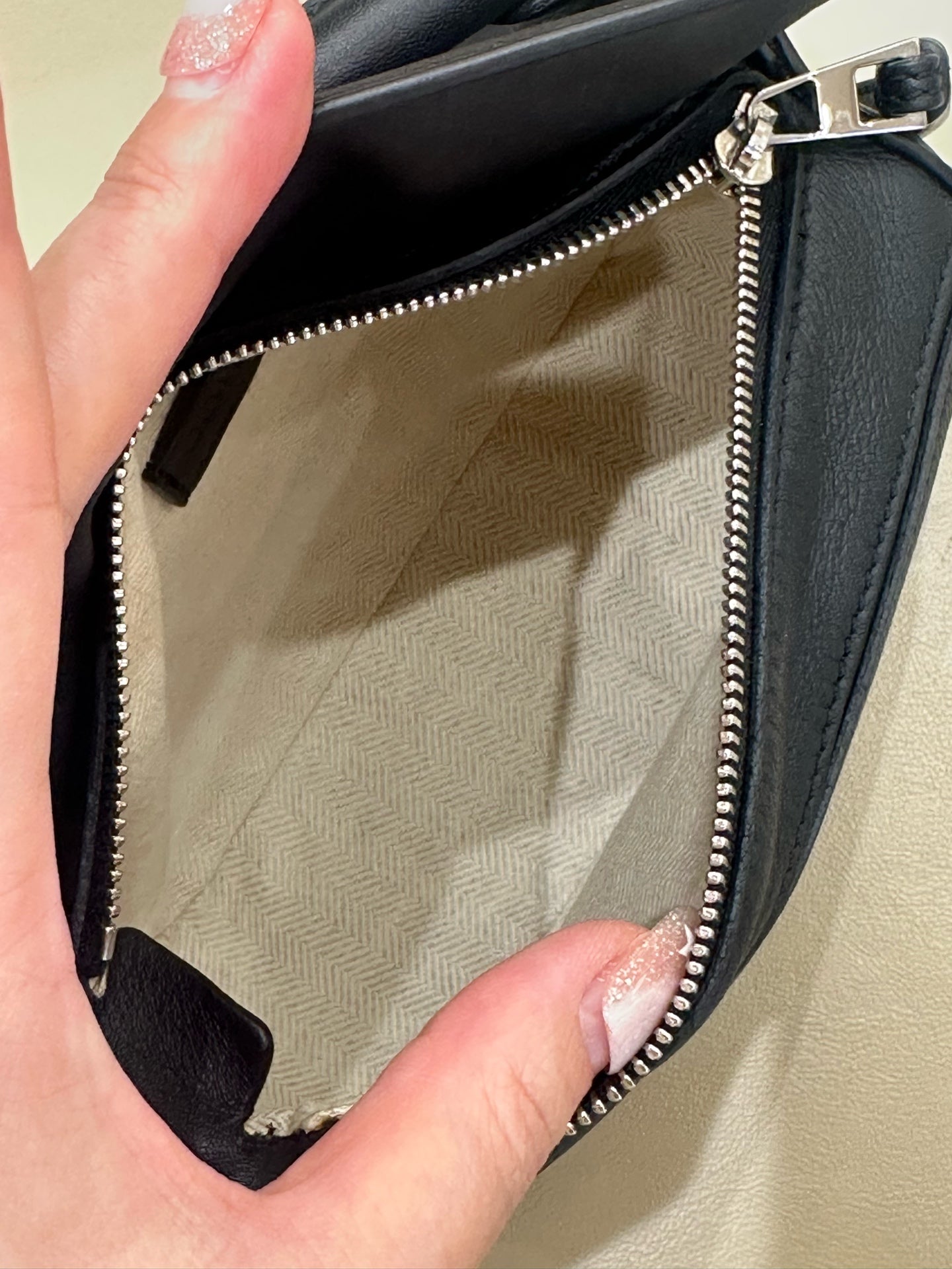 Loewe Handbag Black 180×125×80 mm (can accommodate an iPhone 13 Pro Max) 322.30.U95-1100