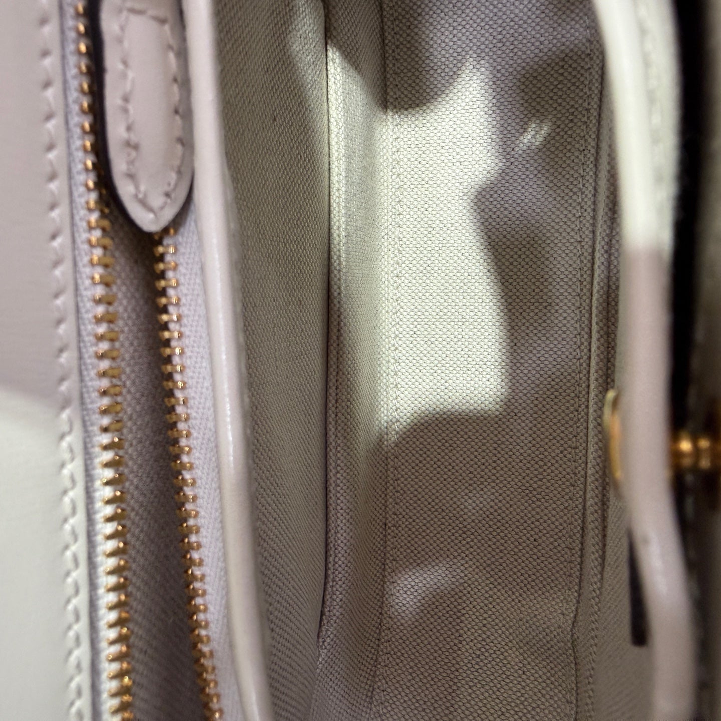 Gucci Gucci Bamboo 1947 Collection Small Bamboo-Handle Handbag White Crossbody 22 cm (width) x 14 cm (height) x 7 cm (depth) 863165AAGDM9250