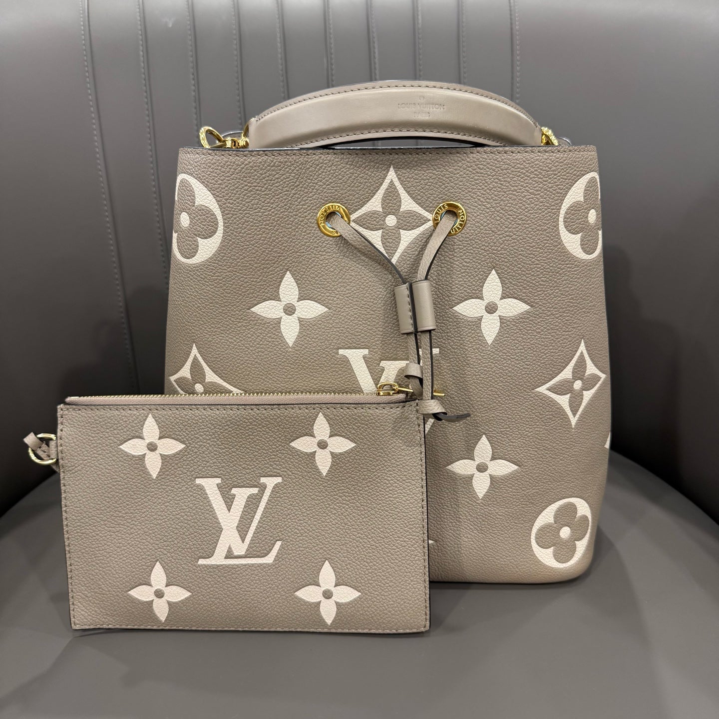 Louis Vuitton NÉONOÉ Medium-Sized Handbag 26 x 26 x 17.5 M45555