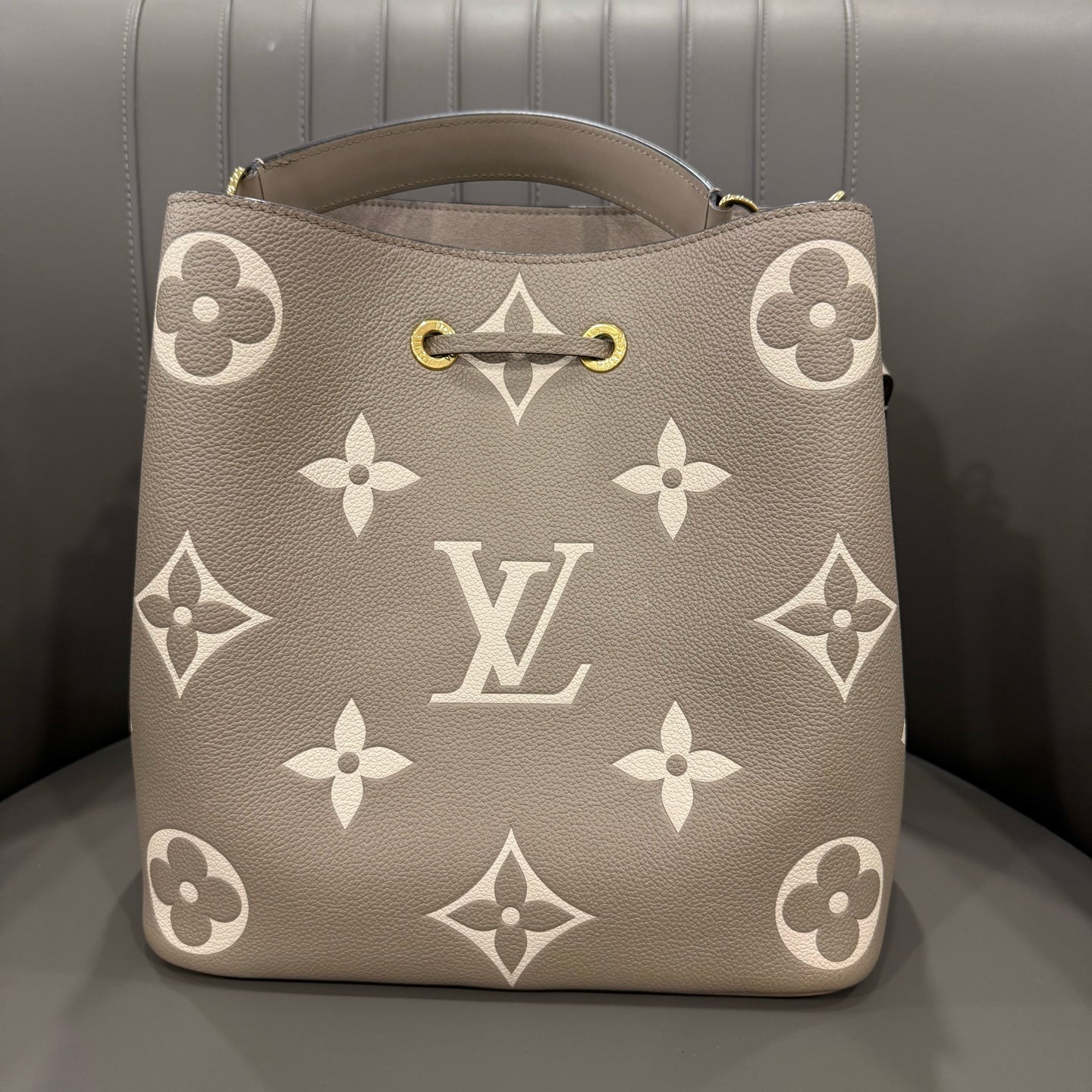 Louis Vuitton NÉONOÉ Medium-Sized Handbag 26 x 26 x 17.5 M45555