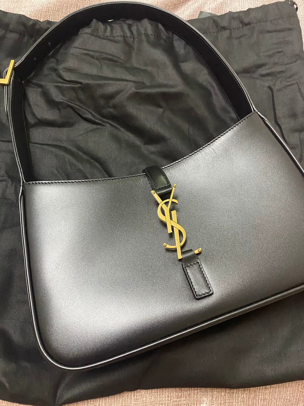 Saint laurent LE 5 to 7 series Leather Black Shoulder Bag trumpet 6572282R20W1000