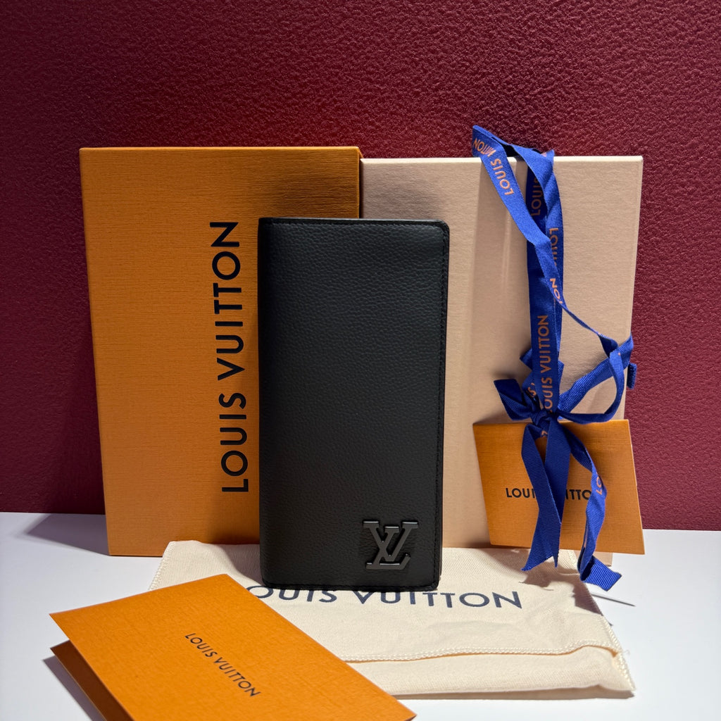 Louis Vuitton Clutch 10 x 19 x 2