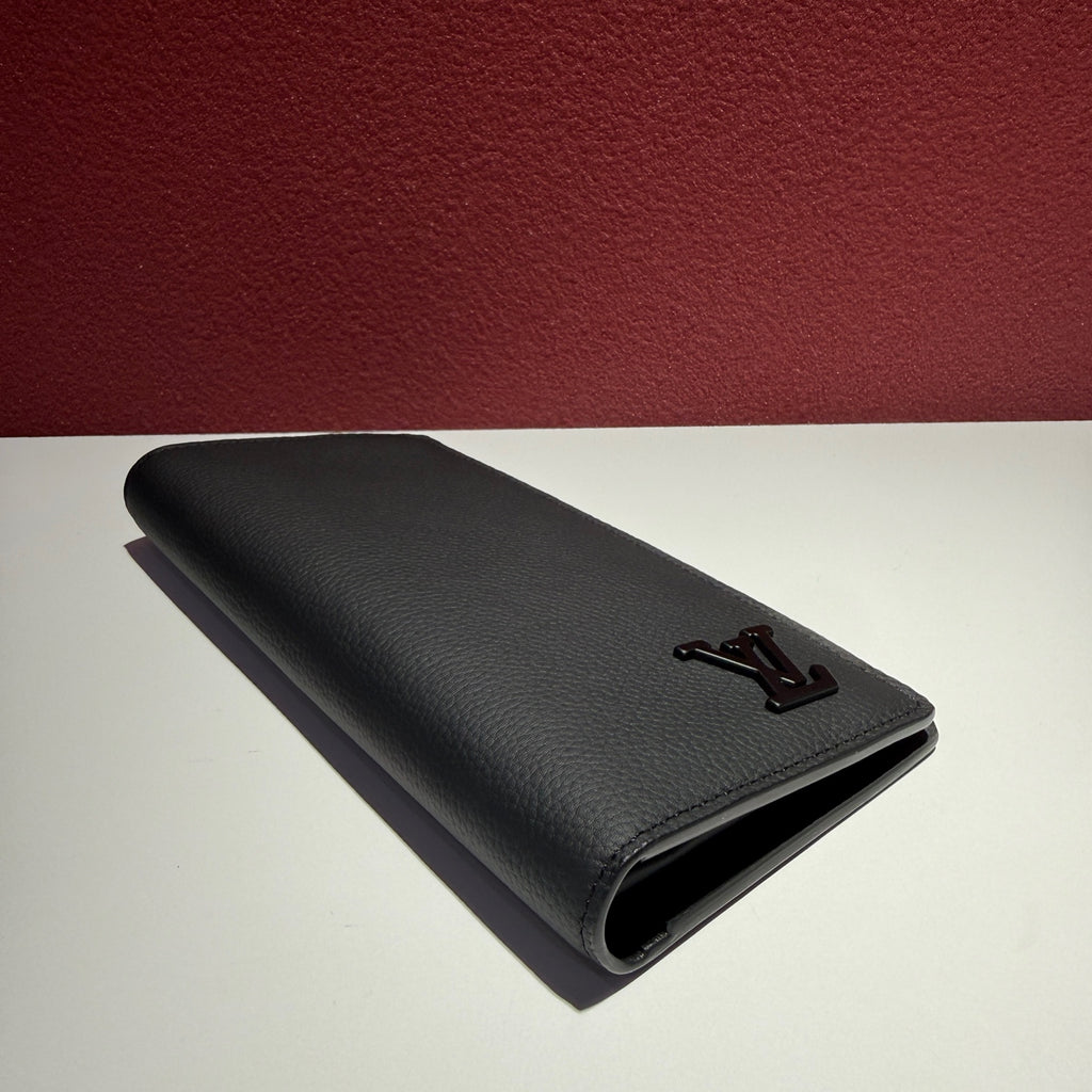 Louis Vuitton Clutch 10 x 19 x 2
