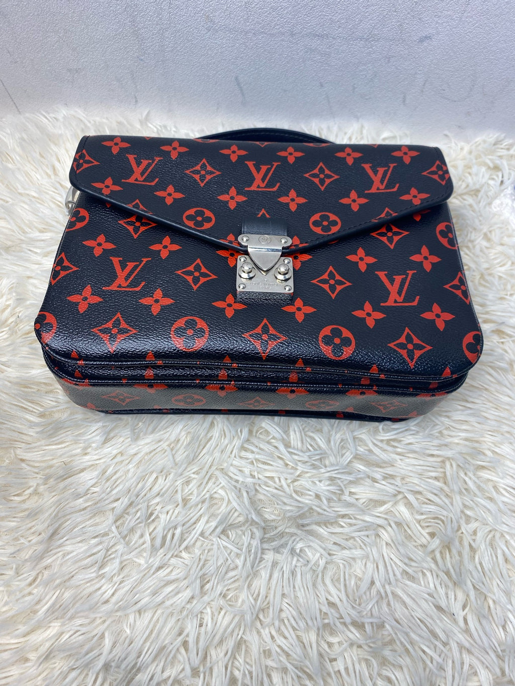 Louis Vuitton Messenger Bag