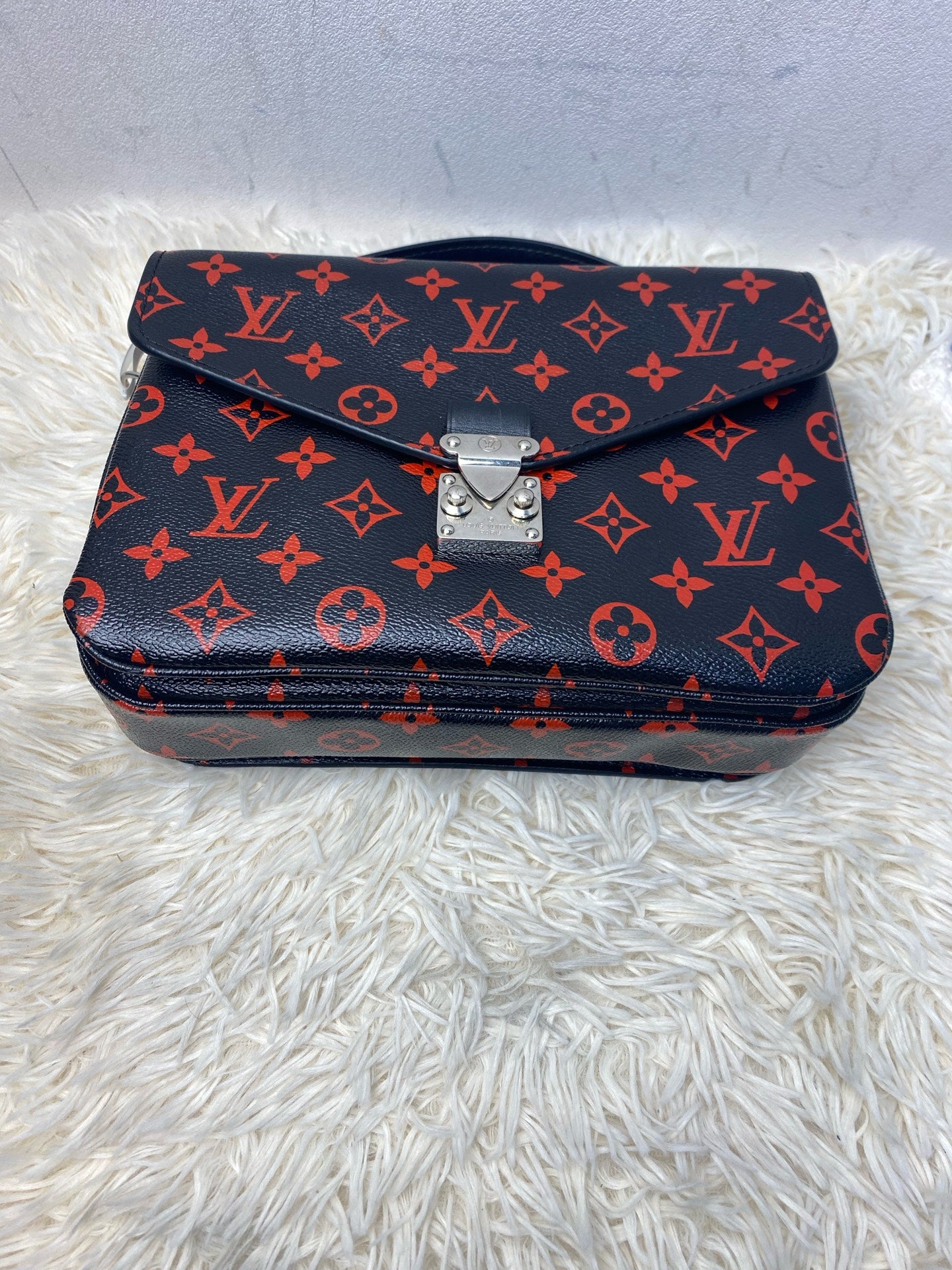 Louis Vuitton Messenger Bag