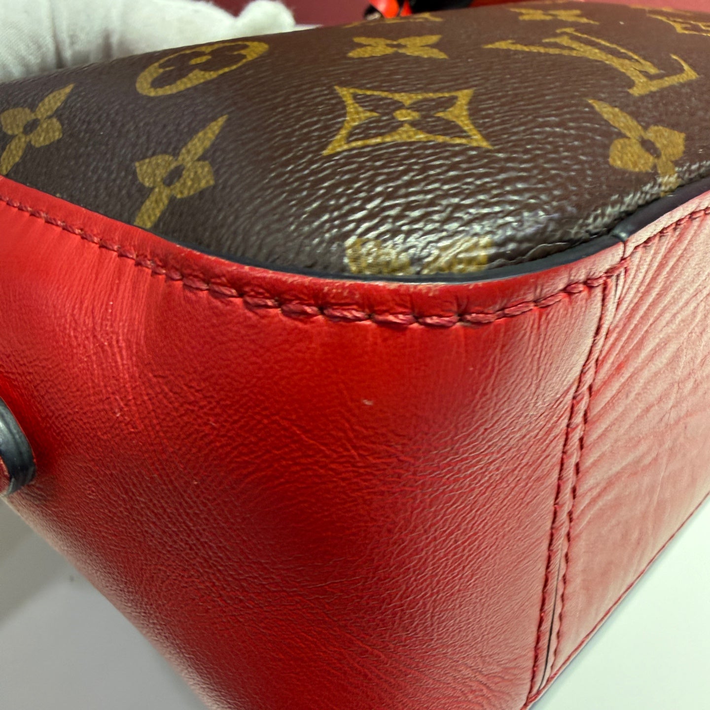Louis Vuitton Crossbody M43556