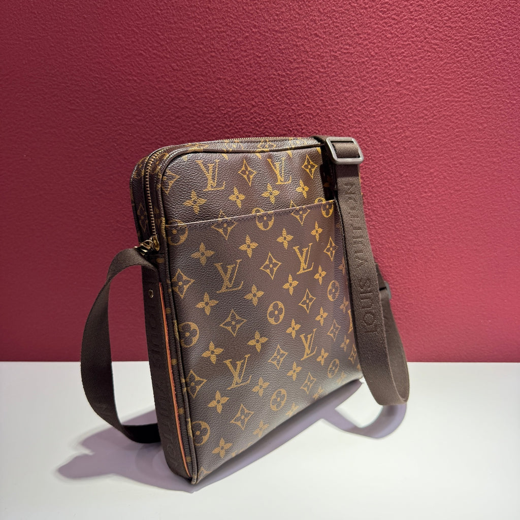 Louis Vuitton Messenger Bag Length 25 x Width 4 x Height 26 cm M97037