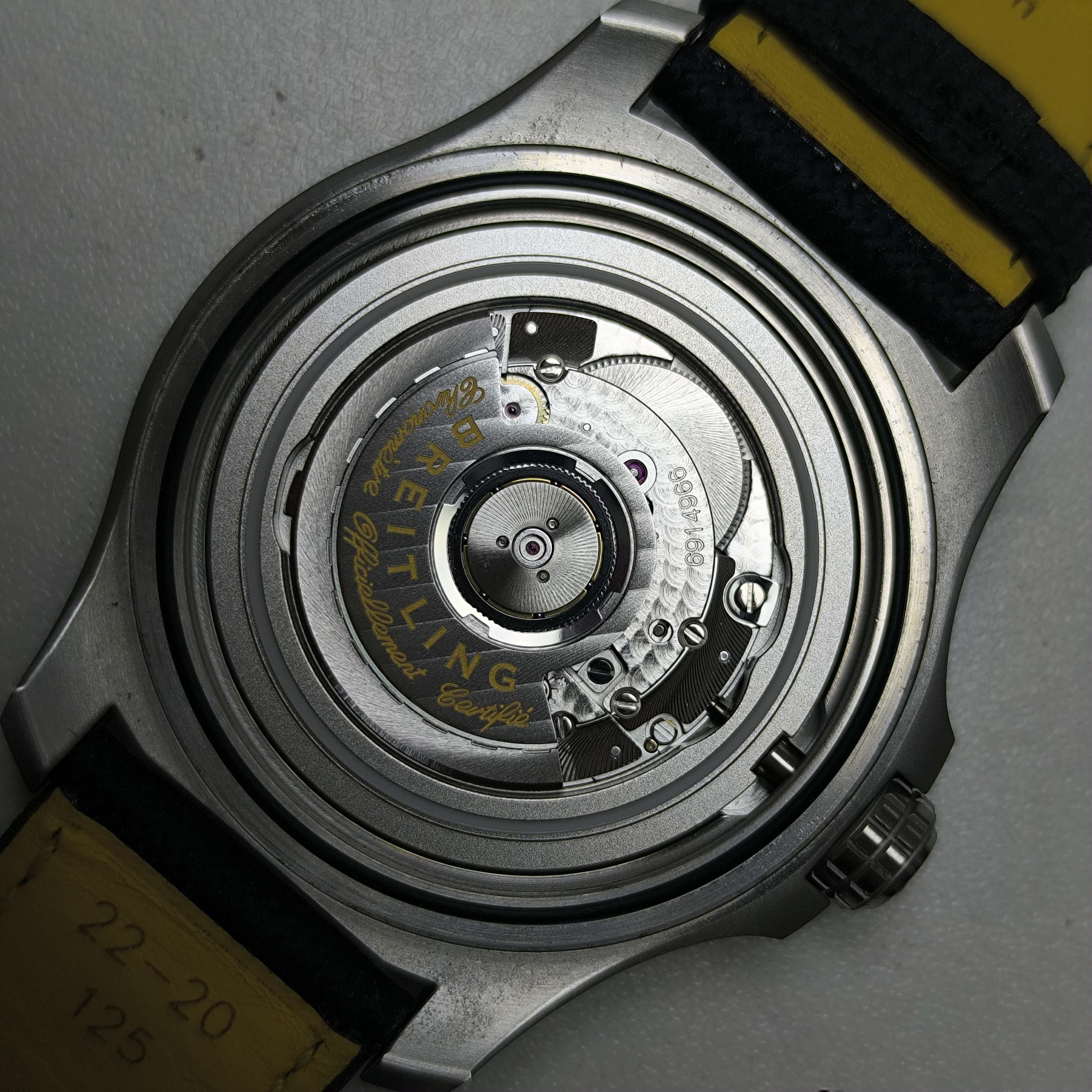 Breitling Avenger 44 millimeters A32320101B1X1