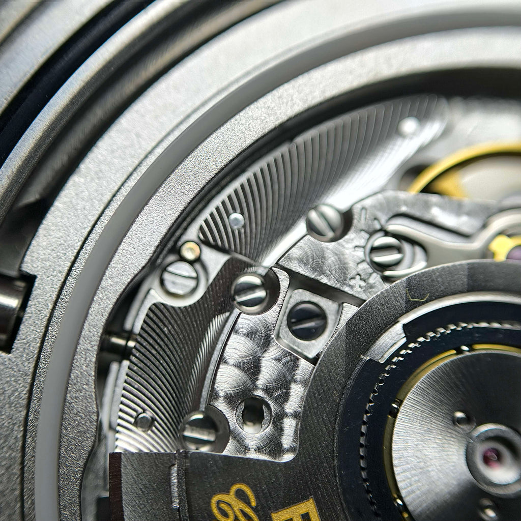 Breitling Avenger 44 millimeters A32320101B1X1