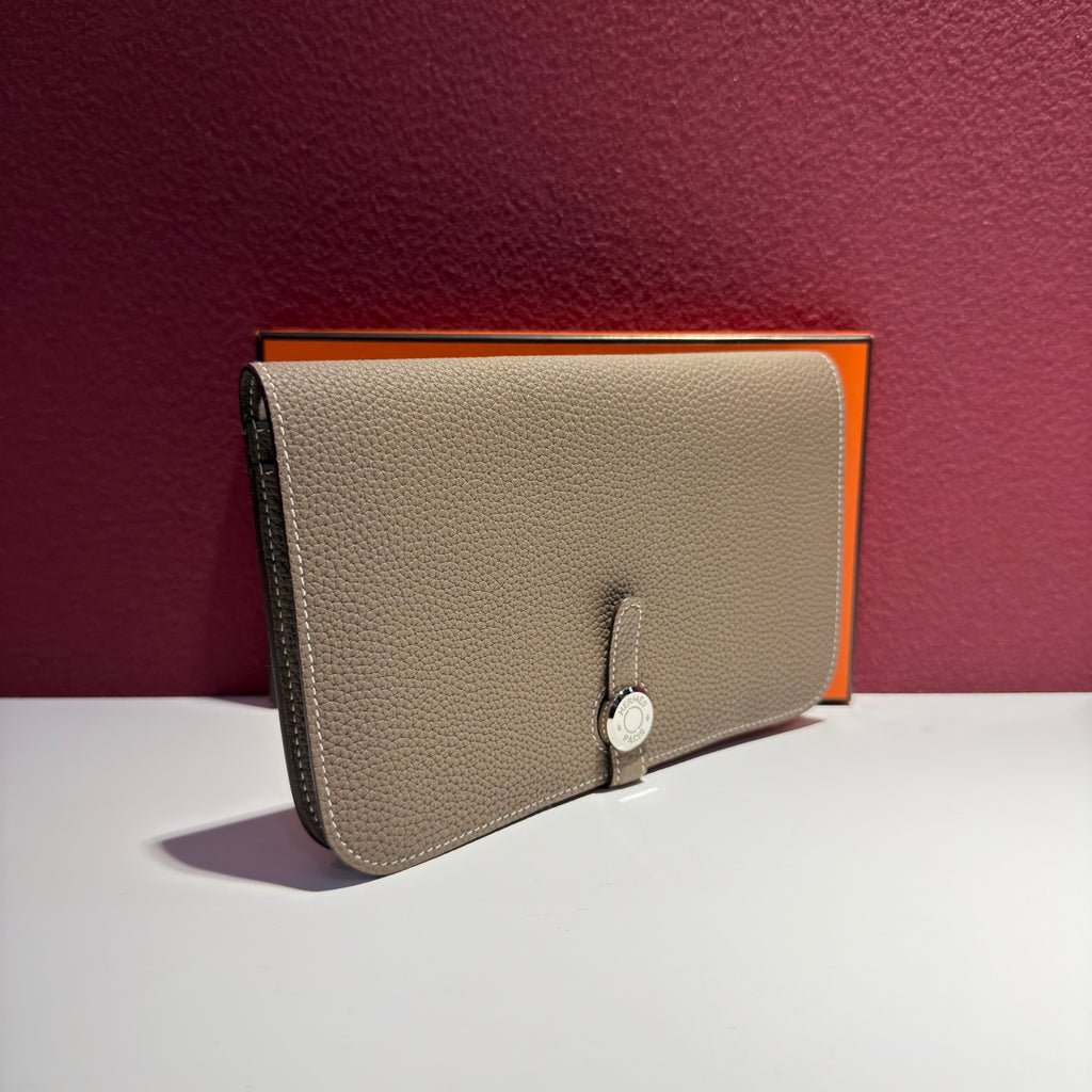 Hermes Clutch Dimensions: 20.1 cm (length) x 12.5 cm (width) x 0.4 cm (thickness) H043070CK18