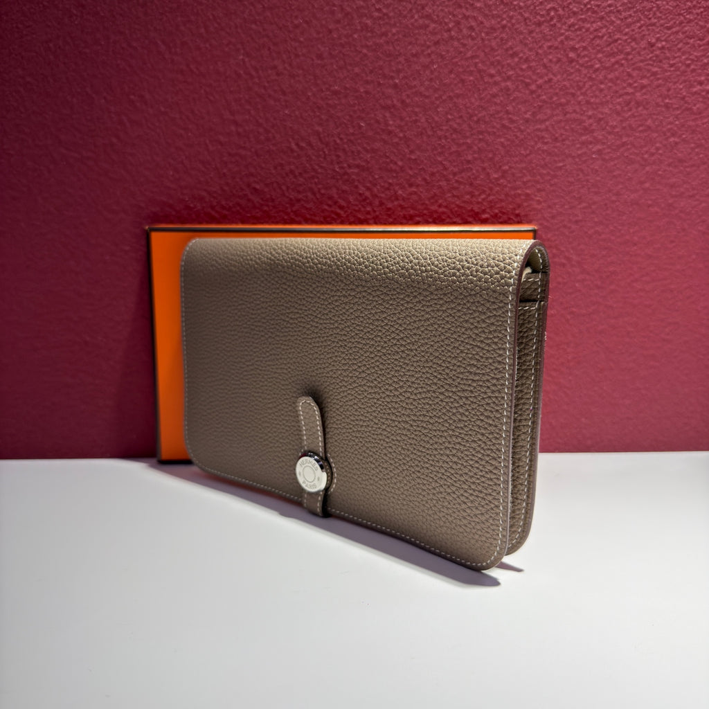 Hermes Clutch Dimensions: 20.1 cm (length) x 12.5 cm (width) x 0.4 cm (thickness) H043070CK18