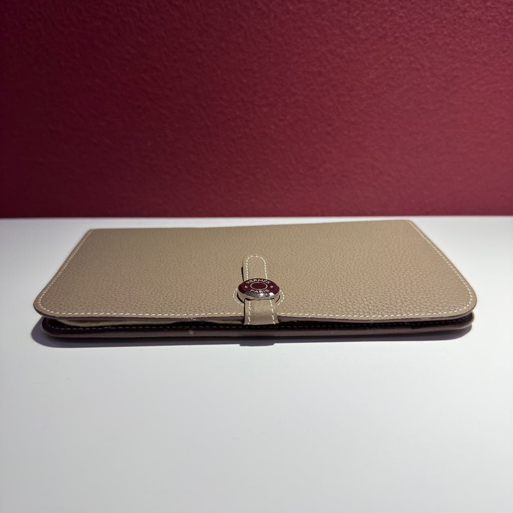 Hermes Clutch Dimensions: 20.1 cm (length) x 12.5 cm (width) x 0.4 cm (thickness) H043070CK18