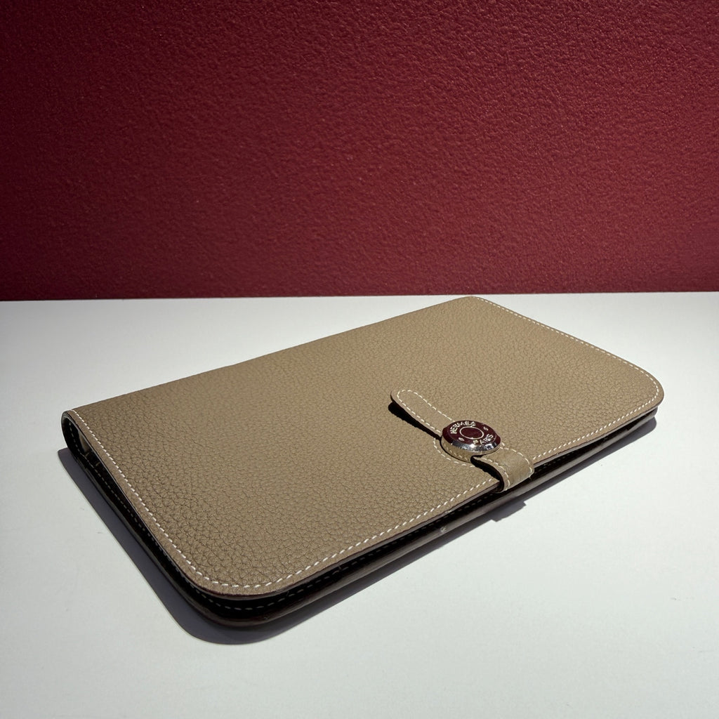 Hermes Clutch Dimensions: 20.1 cm (length) x 12.5 cm (width) x 0.4 cm (thickness) H043070CK18