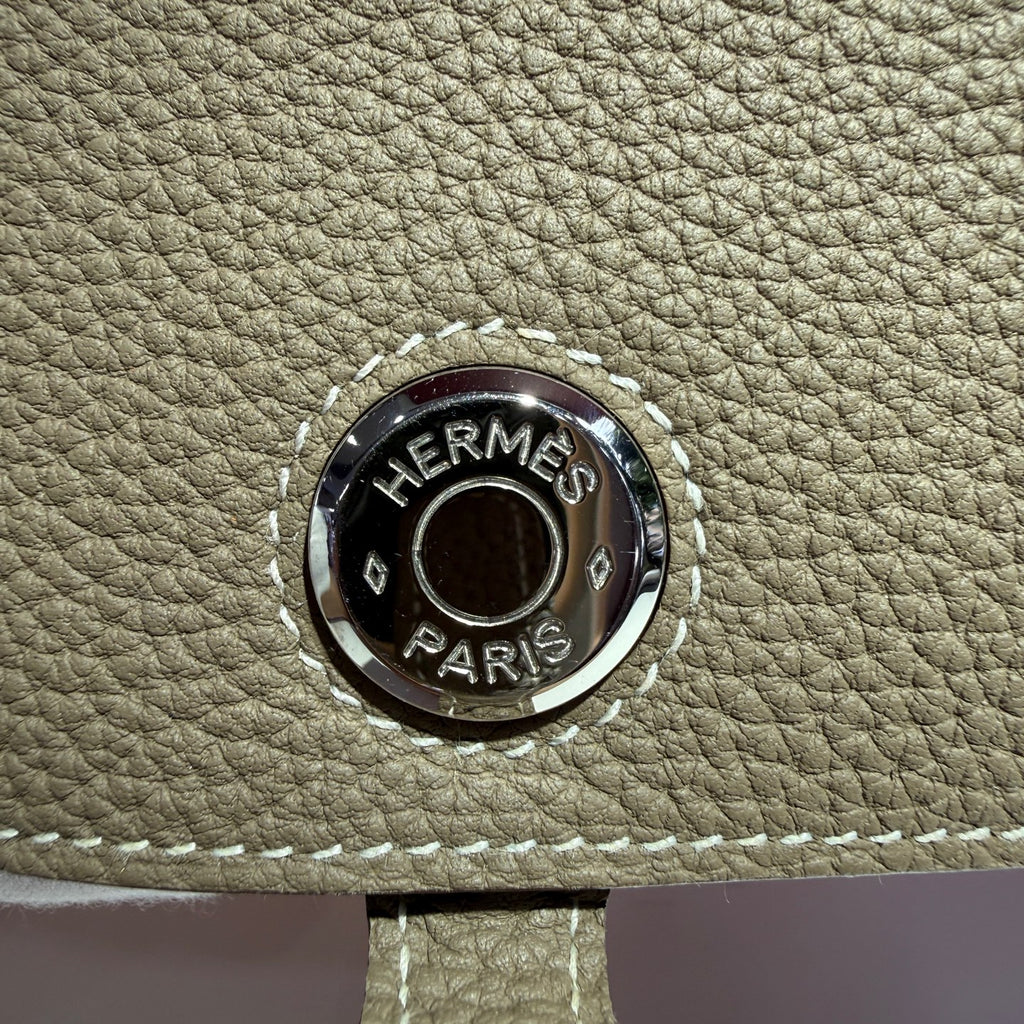 Hermes Clutch Dimensions: 20.1 cm (length) x 12.5 cm (width) x 0.4 cm (thickness) H043070CK18