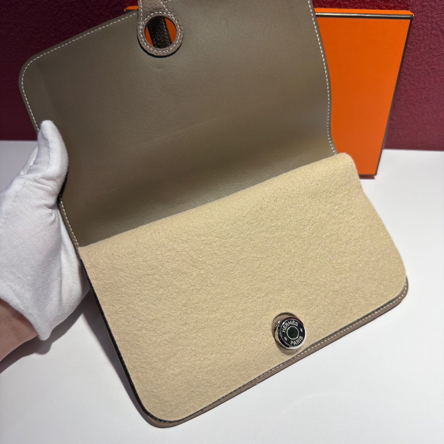 Hermes Clutch Dimensions: 20.1 cm (length) x 12.5 cm (width) x 0.4 cm (thickness) H043070CK18
