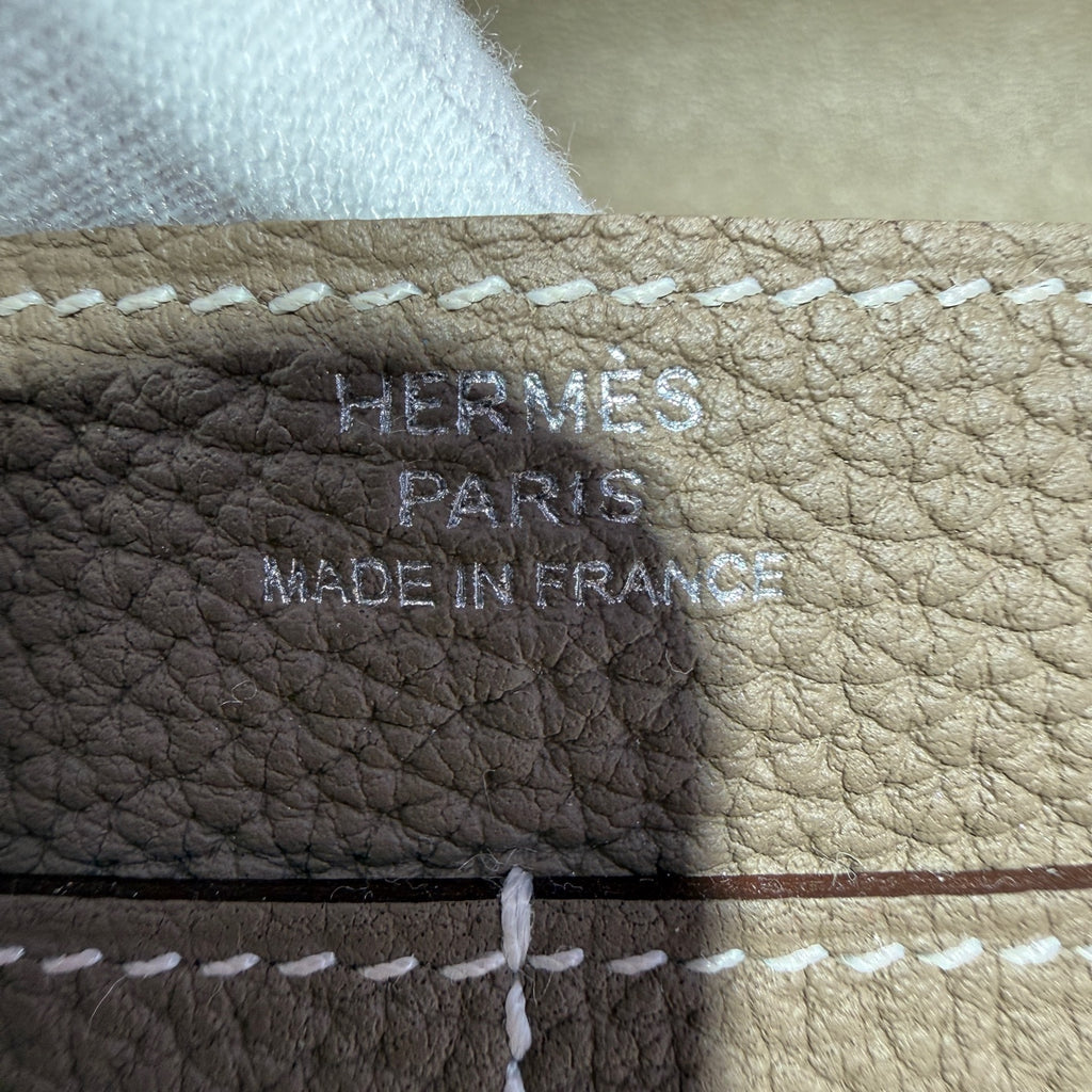 Hermes Clutch Dimensions: 20.1 cm (length) x 12.5 cm (width) x 0.4 cm (thickness) H043070CK18